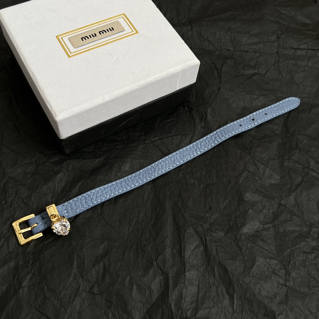 【】miumiu 谬谬牛皮手链 专柜同步 原版定制 最美单品 高级感十足 整体细节非常令人惊喜，典雅而时