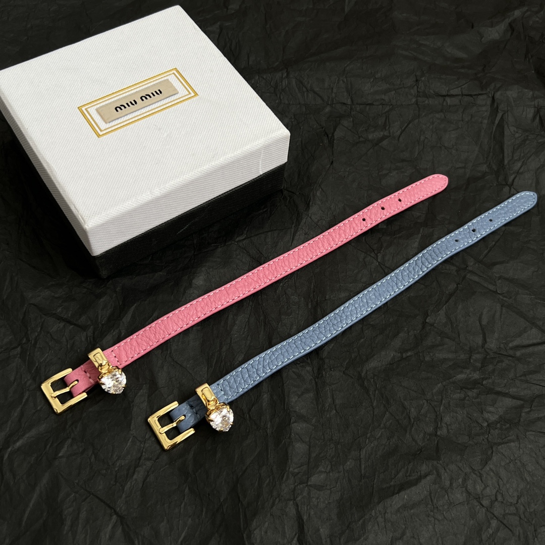 【】miumiu 谬谬牛皮手链 专柜同步 原版定制 最美单品 高级感十足 整体细节非常令人惊喜，典雅而时