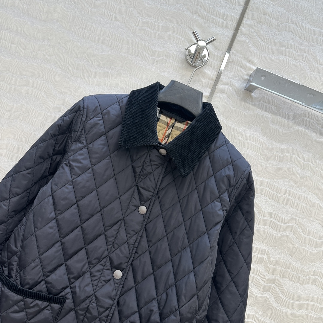 独家首发❤️原单品质，B代购爆款，双面菱形绗缝夹棉外套，撞色灯芯绒领设计中长款棉服。低调又时髦内衬Vin