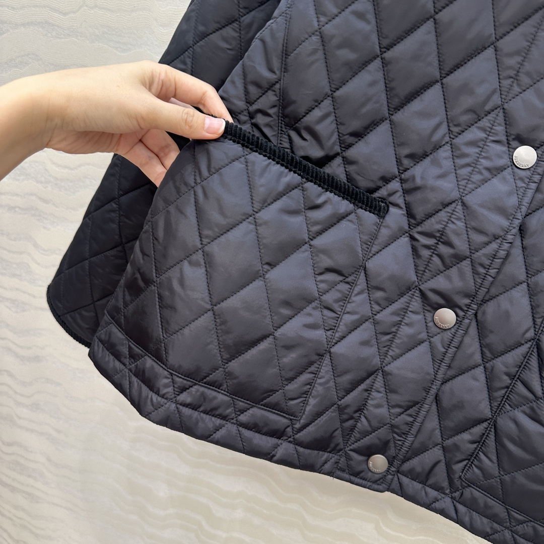 独家首发❤️原单品质，B代购爆款，双面菱形绗缝夹棉外套，撞色灯芯绒领设计中长款棉服。低调又时髦内衬Vin