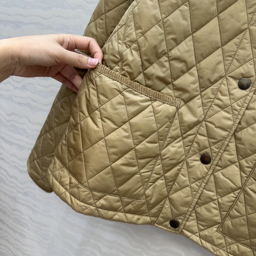 独家首发❤️原单品质，B代购爆款，双面菱形绗缝夹棉外套，撞色灯芯绒领设计中长款棉服。低调又时髦内衬Vin