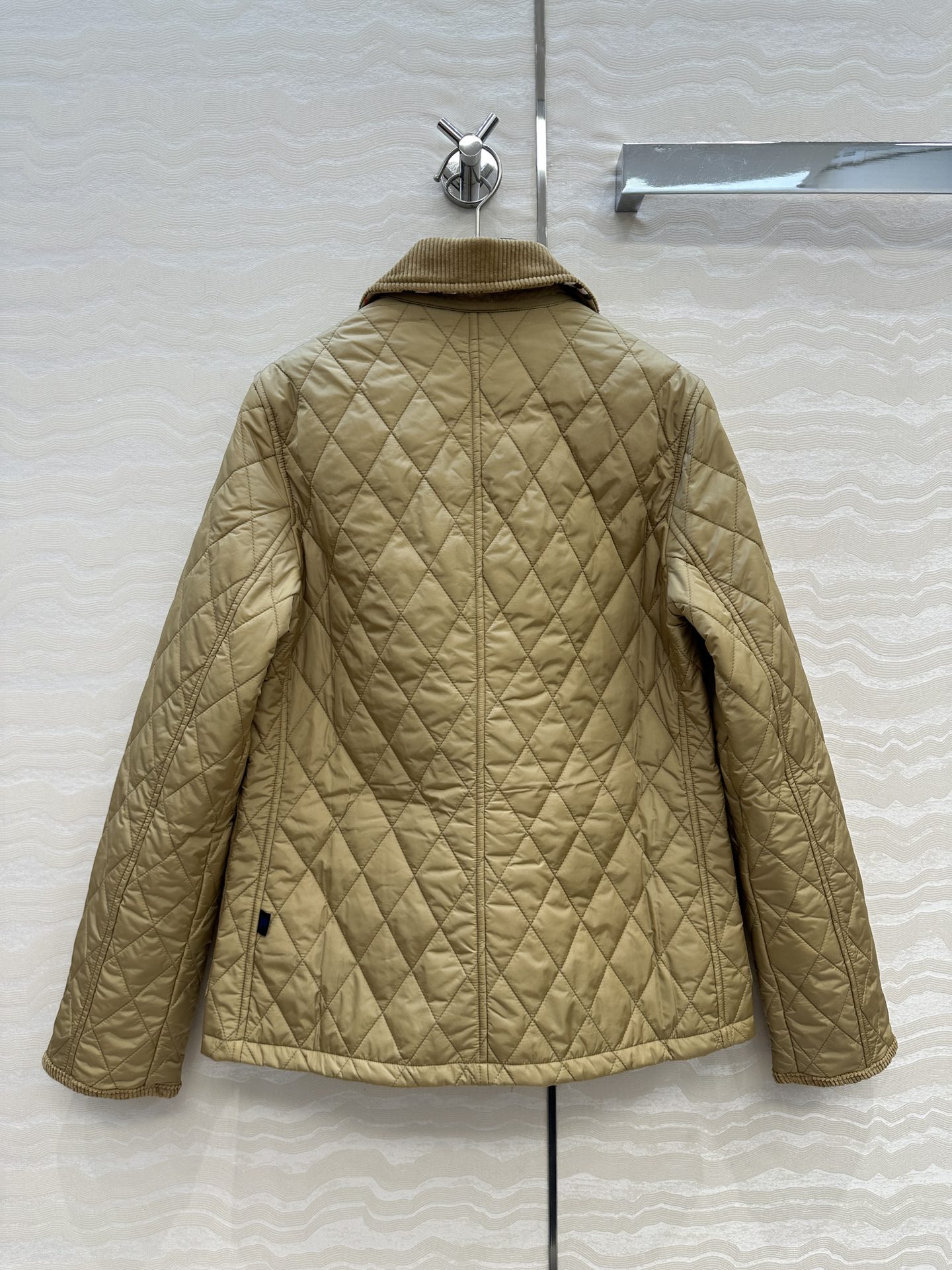 独家首发❤️原单品质，B代购爆款，双面菱形绗缝夹棉外套，撞色灯芯绒领设计中长款棉服。低调又时髦内衬Vin