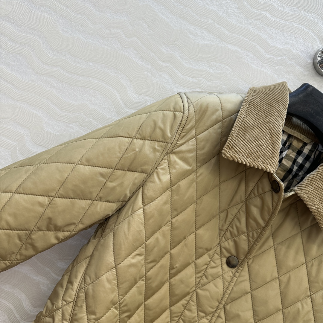 独家首发❤️原单品质，B代购爆款，双面菱形绗缝夹棉外套，撞色灯芯绒领设计中长款棉服。低调又时髦内衬Vin