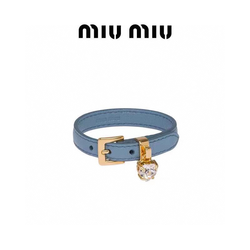 【】miumiu 谬谬牛皮手链 专柜同步 原版定制 最美单品 高级感十足 整体细节非常令人惊喜，典雅而时
