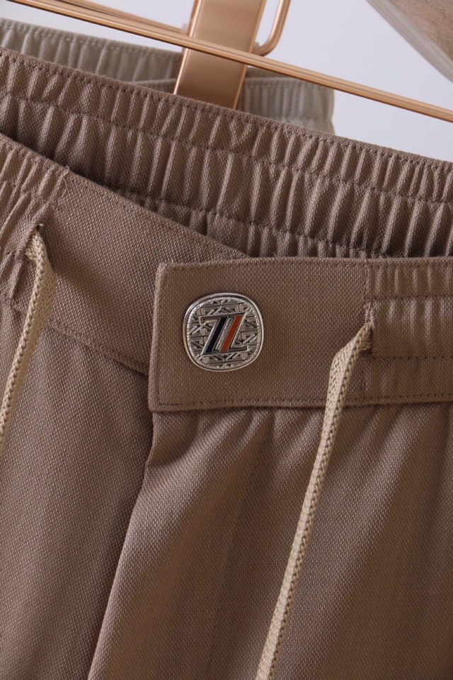 Ermenegildo Zegna 杰尼亚纯天丝休闲裤\n奢品专用面料，透气吸汗，舒适爽滑。出行休闲通勤