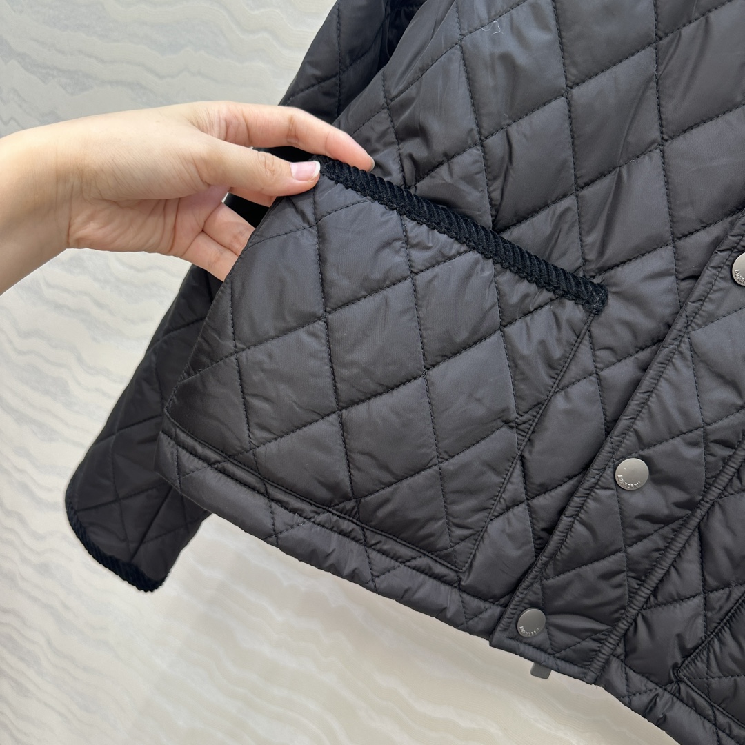 独家首发❤️原单品质，B代购爆款，双面菱形绗缝夹棉外套，撞色灯芯绒领设计短款棉服。低调又时髦内衬Vint