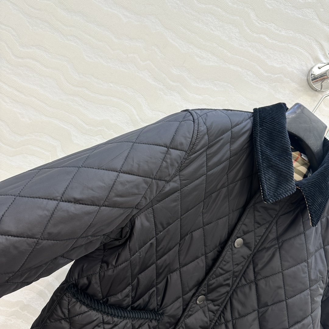 独家首发❤️原单品质，B代购爆款，双面菱形绗缝夹棉外套，撞色灯芯绒领设计短款棉服。低调又时髦内衬Vint