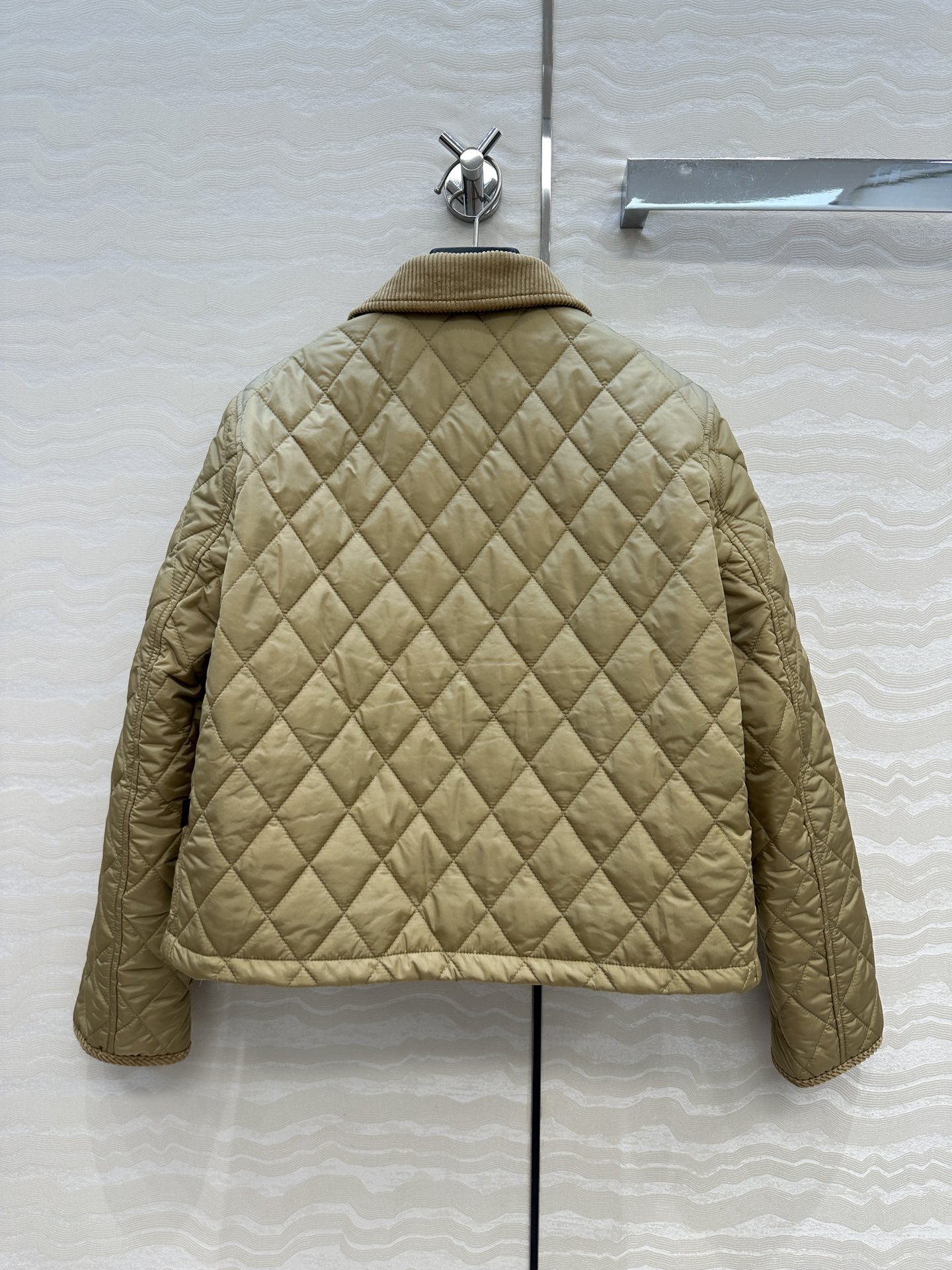 独家首发❤️原单品质，B代购爆款，双面菱形绗缝夹棉外套，撞色灯芯绒领设计短款棉服。低调又时髦内衬Vint