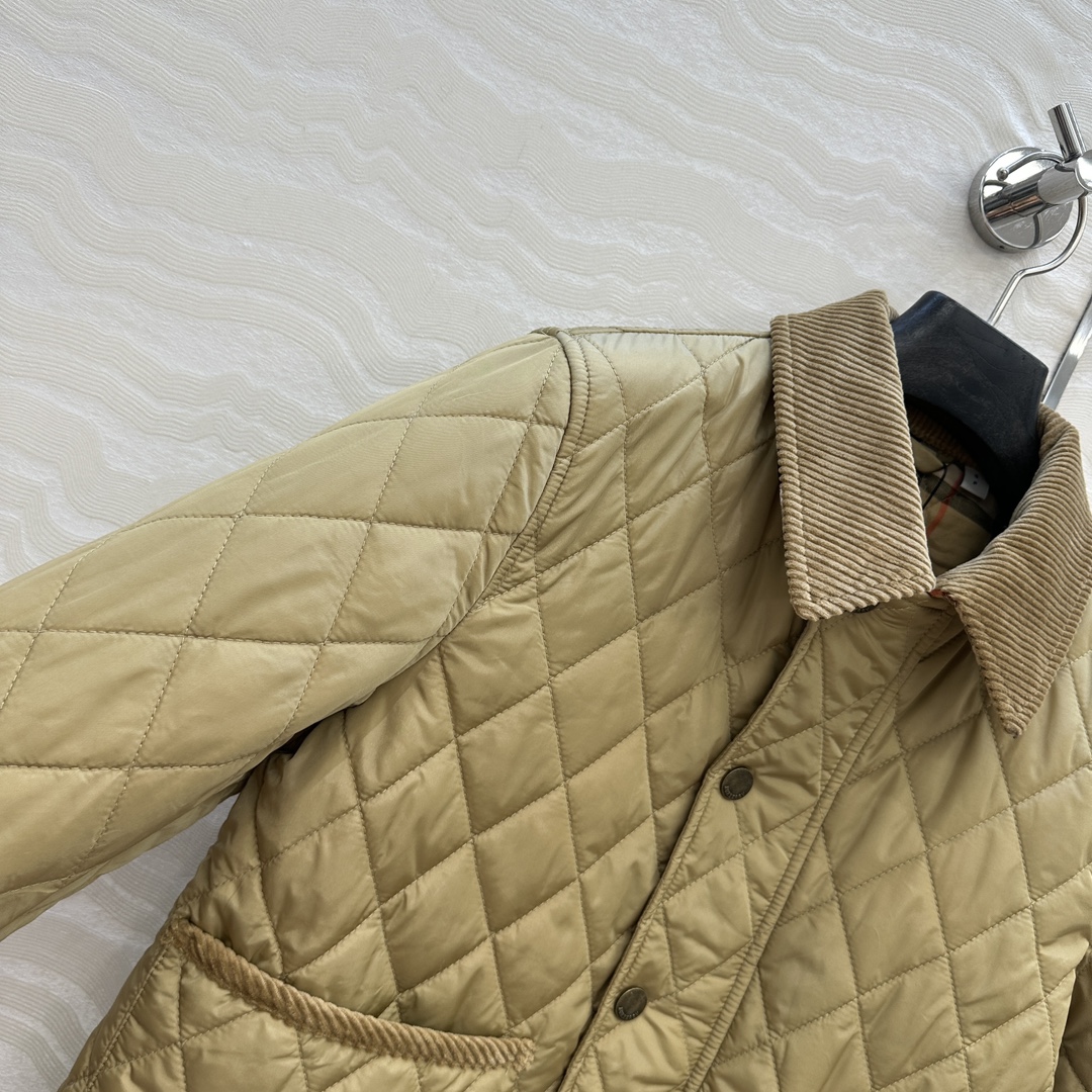 独家首发❤️原单品质，B代购爆款，双面菱形绗缝夹棉外套，撞色灯芯绒领设计短款棉服。低调又时髦内衬Vint