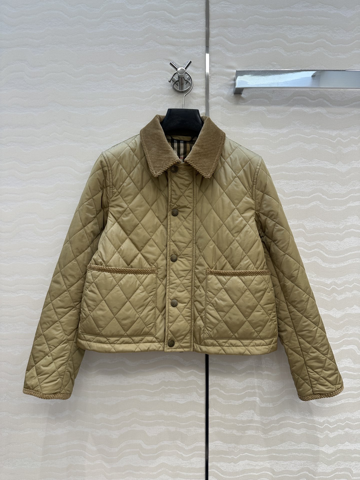 独家首发❤️原单品质，B代购爆款，双面菱形绗缝夹棉外套，撞色灯芯绒领设计短款棉服。低调又时髦内衬Vint