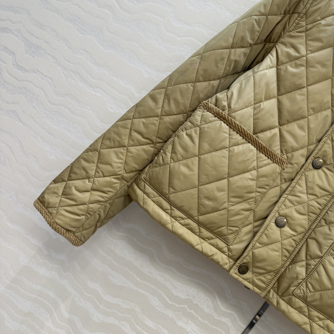 独家首发❤️原单品质，B代购爆款，双面菱形绗缝夹棉外套，撞色灯芯绒领设计短款棉服。低调又时髦内衬Vint