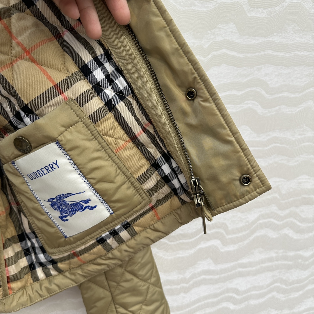 独家首发❤️原单品质，B代购爆款，双面菱形绗缝夹棉外套，撞色灯芯绒领设计短款棉服。低调又时髦内衬Vint