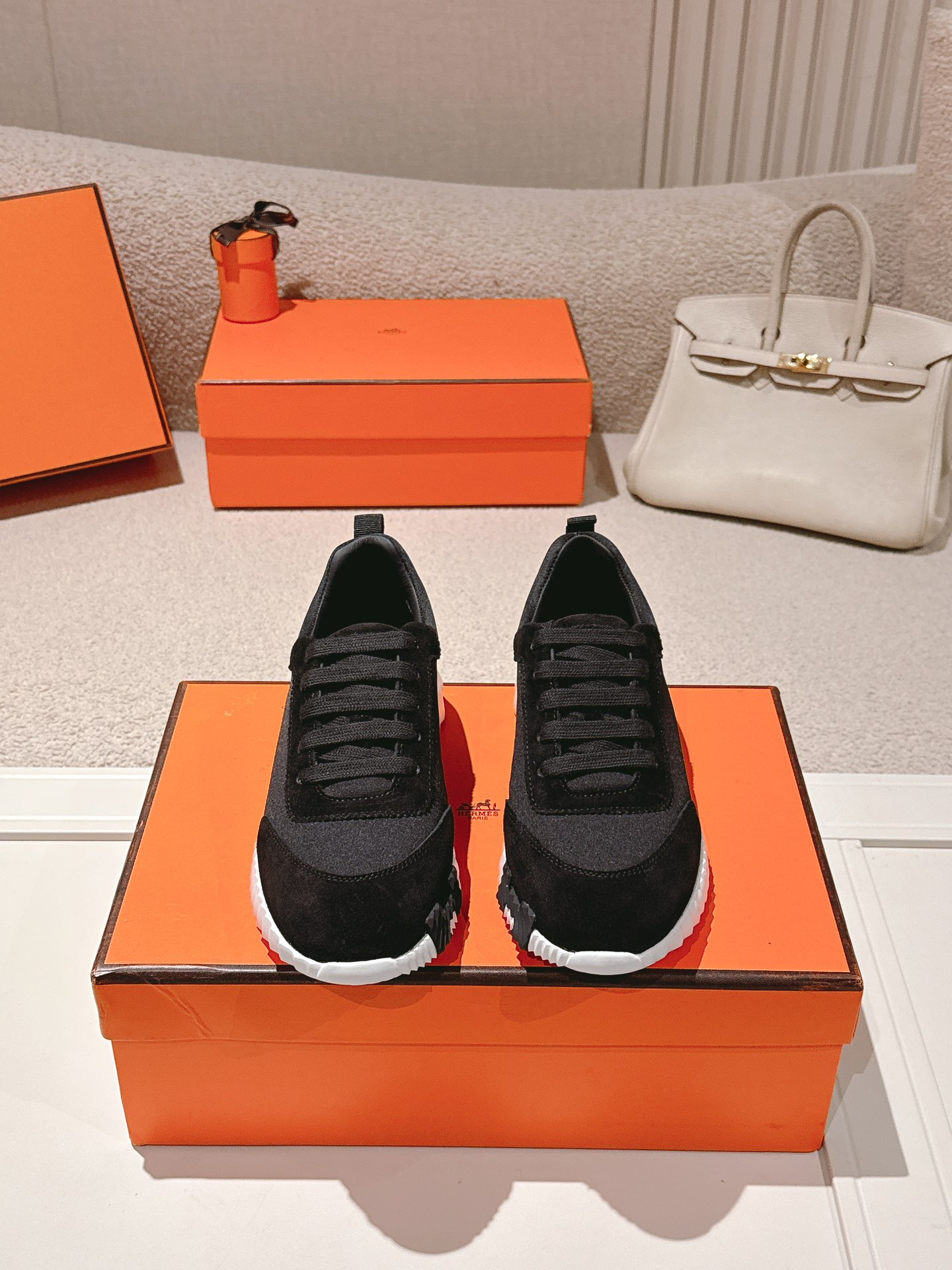 NO:650592,Hermes top version # Hermès H family classic couple's casual sports shoes Couple's casual sports dad shoes combine high-tech canvas and suede goatskin, and are decorated with an exaggerated 'H' letter on the rubber sole. The italic design and bright colors show vitality and continue the brand design inspiration. Walking lightly in the city, feel unrestrained and comfortable. The delivery counter is exquisitely packaged. The original material of the fabric is special fabric and cow suede. The inner breathable mesh + water-dyed cow lining. The outsole is made of TU+ rubber foam material.  Bottom thickness 3CM, size 35-45, casual shoes/sports shoes, hermes, hermes, sneakers, sheepskin, chamois leather19860909Hermes 顶级版本# 爱马仕H家经典情侣款 休闲运动鞋 情侣款休闲之履运动老爹鞋结合高科技帆布与麂皮山羊皮,在橡胶鞋底上饰以夸张“H”字母,斜体设计和鲜艳色彩展现活力,延续品牌设计灵感.轻盈漫步都市,感受无拘舒适. 配送专柜精美包装 面料原版材质特殊布料和牛反绒 内里透气网布+水染牛里 大底开模TU+橡胶发泡材质 底厚3CM 码数35-45,休闲鞋/运动鞋,hermes,hermes,sneakers,sheepskin,chamois leather,Women's Shoes