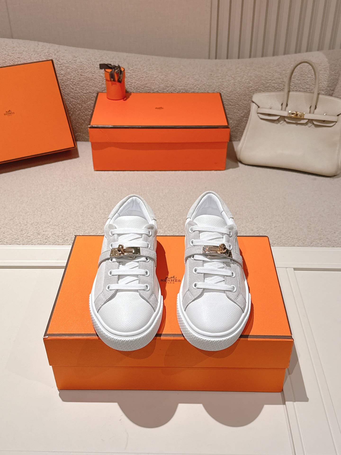 NO:653511,Women's, men's Hermes top version Hermès classic couple style #buckle casual white shoes skateboard shoes that will not conflict with shoes at all. Hermès is full of unknowns. It rarely produces flat casual shoes and they are paired with classic palladium-plated Kelly shoe buckles!  You'll fall in love with it at first glance. It's super versatile and can be worn with skirts and pants with your eyes closed. It's super noble and elegant. The fabric is made of specific cowhide/canvas. The lining is sheepskin. The outsole is original open-molded TPU outsole. Size 35-45, casual shoes/sports shoes, hermes, hermes, sneakers, skirts, cowhide, sheepskin.19860909女款,男款 Hermes 顶级版本 爱马仕经典情侣款#扣休闲小白鞋滑板鞋 完全不会撞鞋 充满未知的爱马仕 很少出平底休闲鞋而且是搭配经典镀钯Kelly鞋扣的款式！让人一眼就爱上 超百搭～裙子裤子都可以随意配闭眼入 超显高贵大气 面料特定牛皮/帆布材质 内里羊皮里 大底原版开模tpu大底 码数35-45,休闲鞋/运动鞋,hermes,hermes,sneakers,skirts,cowhide,sheepskin,Women's Shoes