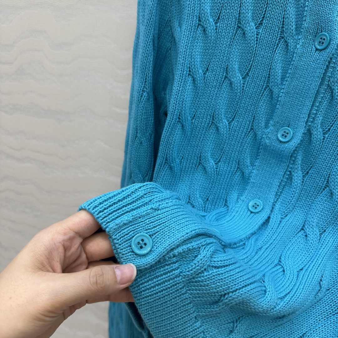 独家首发❤️原单品质，Lw高智感穿搭！早秋必入 长期主义开衫 ，一颗金纽扣，刺绣logo圆领开衫小外套！