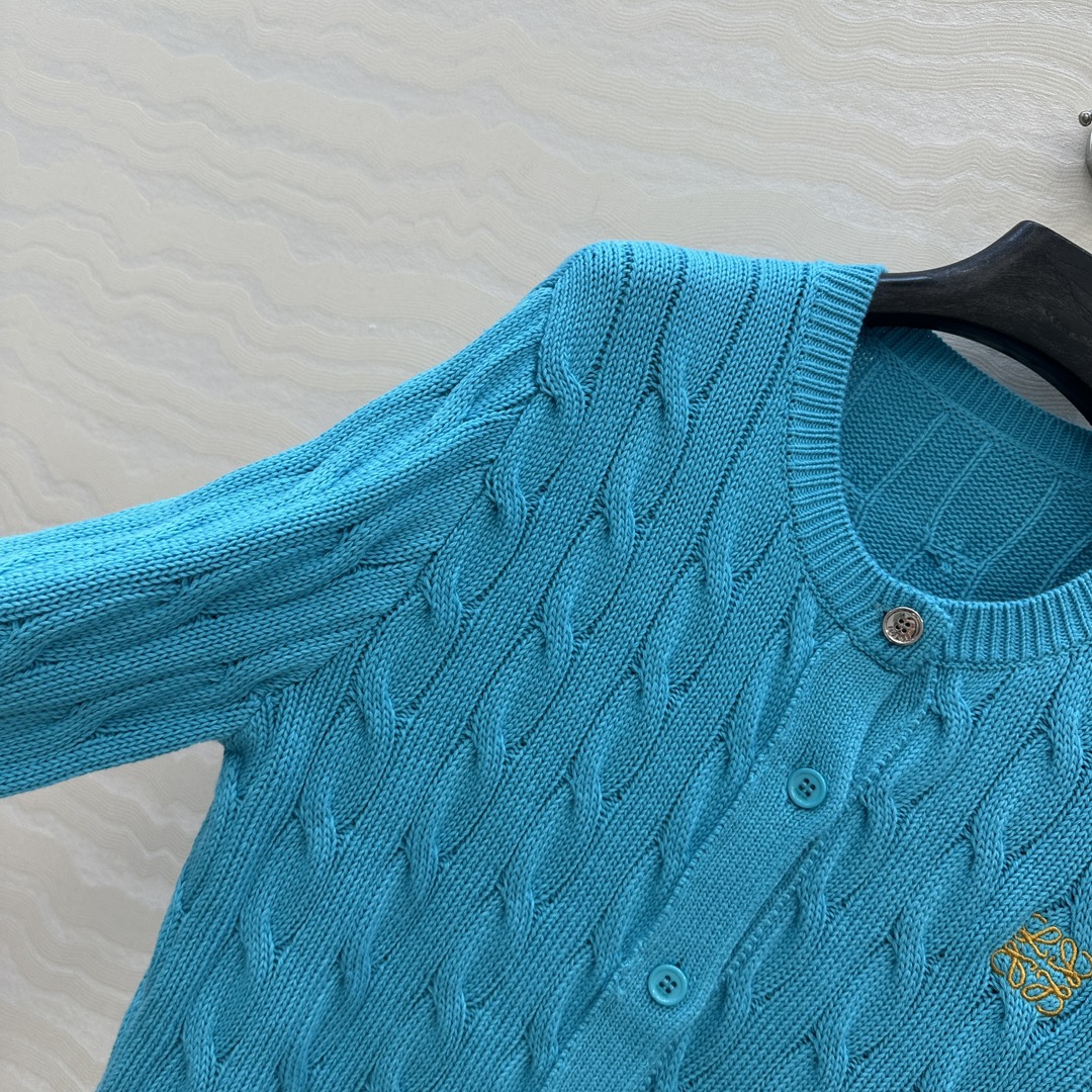 独家首发❤️原单品质，Lw高智感穿搭！早秋必入 长期主义开衫 ，一颗金纽扣，刺绣logo圆领开衫小外套！