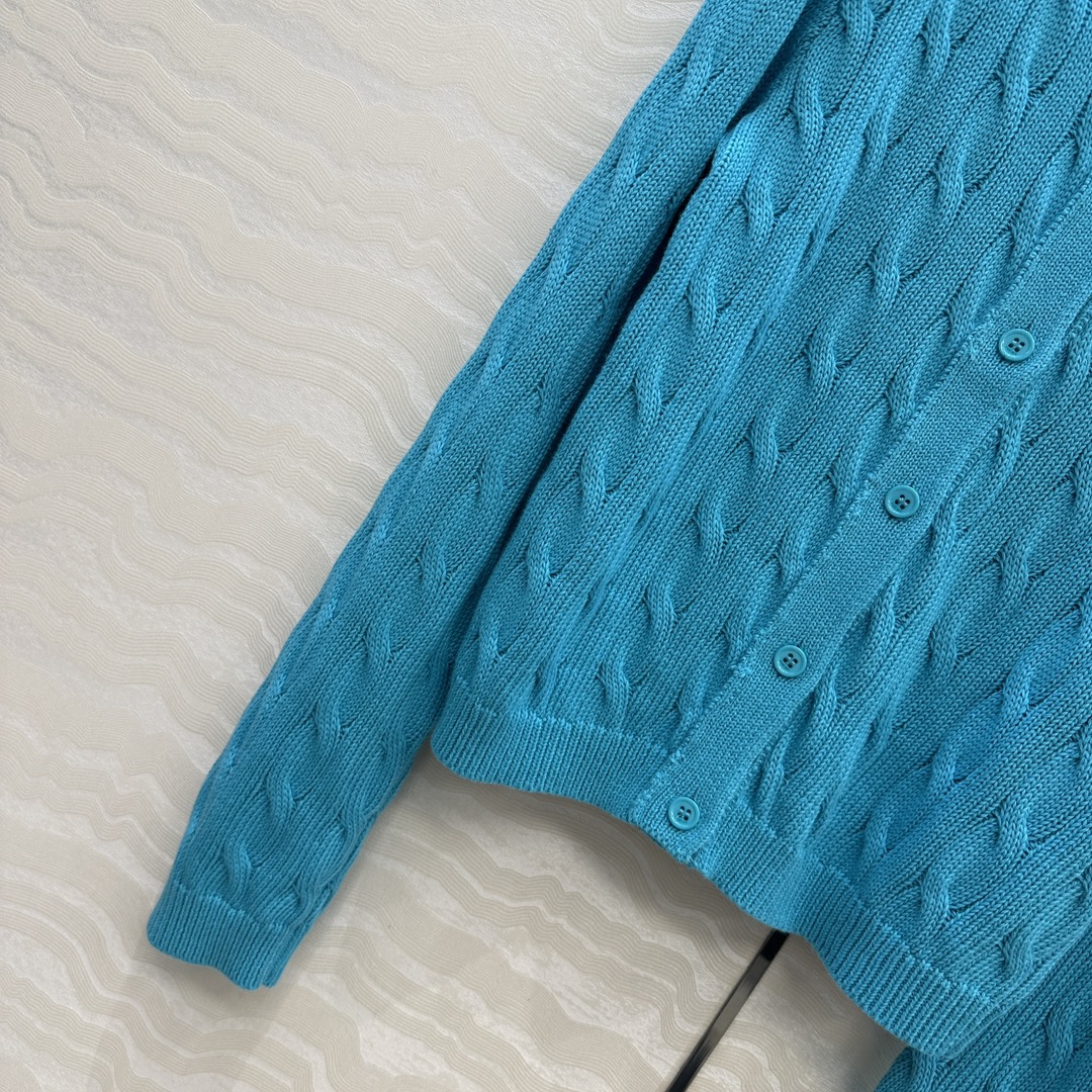 独家首发❤️原单品质，Lw高智感穿搭！早秋必入 长期主义开衫 ，一颗金纽扣，刺绣logo圆领开衫小外套！