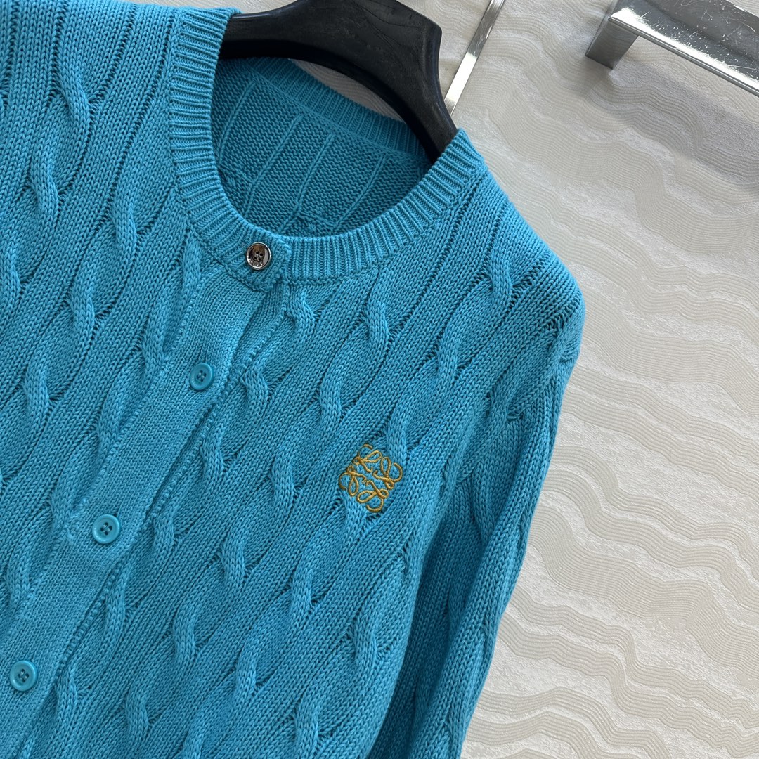 独家首发❤️原单品质，Lw高智感穿搭！早秋必入 长期主义开衫 ，一颗金纽扣，刺绣logo圆领开衫小外套！