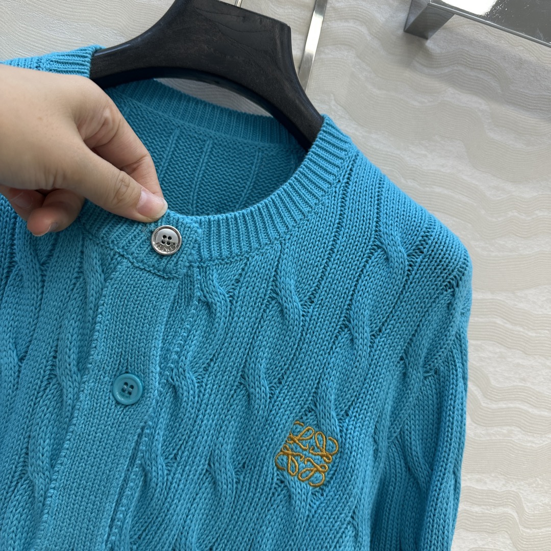 独家首发❤️原单品质，Lw高智感穿搭！早秋必入 长期主义开衫 ，一颗金纽扣，刺绣logo圆领开衫小外套！