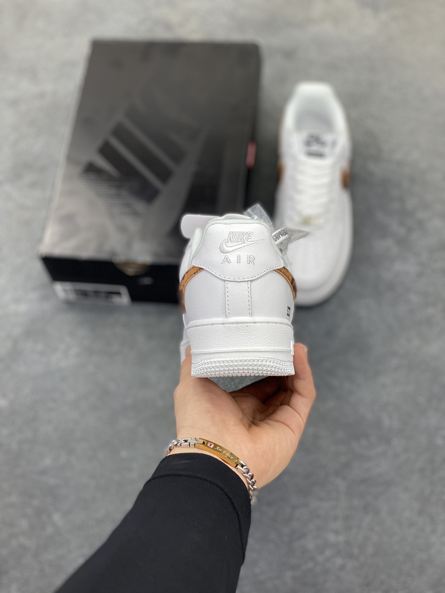 图片[4]-Sup x Goodenough x Air Force 1 Low 白棕豹纹钩 原楦头原纸板 打造纯正空军版型 #专注外贸渠道 全掌内置蜂窝气垫 #原盒配件 原厂中底钢印、拉帮完美 货号：IM3483-100 尺码：36 36.5 37.5 38 38.5 39 40 40.5 41 42 42.5 43 44 44.5 45-选品中心