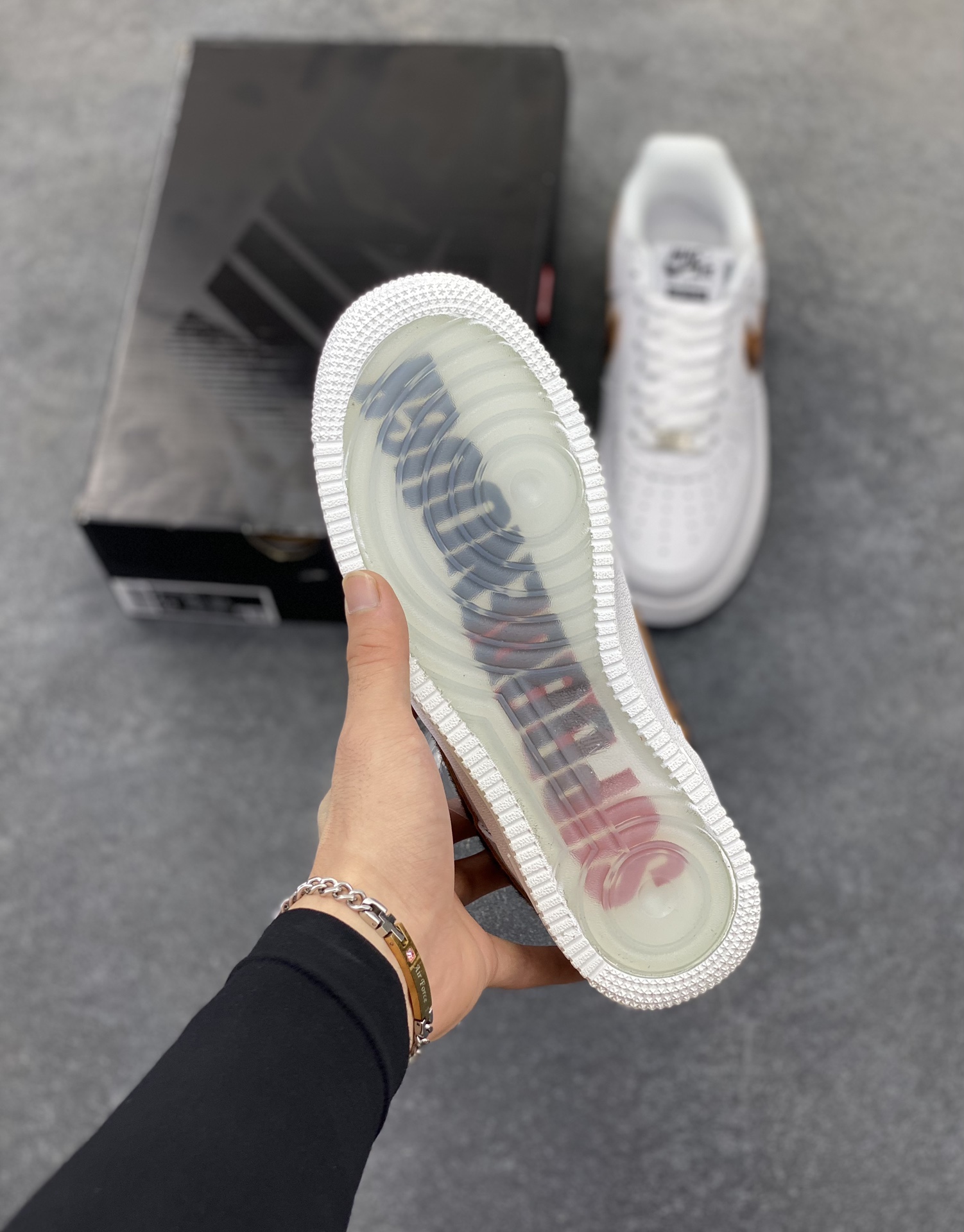 图片[5]-Sup x Goodenough x Air Force 1 Low 白棕豹纹钩 原楦头原纸板 打造纯正空军版型 #专注外贸渠道 全掌内置蜂窝气垫 #原盒配件 原厂中底钢印、拉帮完美 货号：IM3483-100 尺码：36 36.5 37.5 38 38.5 39 40 40.5 41 42 42.5 43 44 44.5 45-选品中心