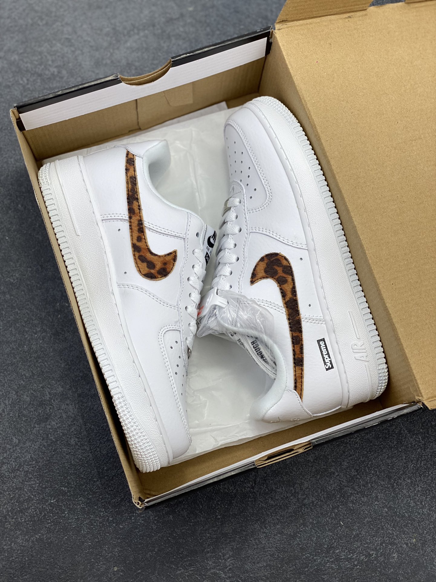 图片[9]-Sup x Goodenough x Air Force 1 Low 白棕豹纹钩 原楦头原纸板 打造纯正空军版型 #专注外贸渠道 全掌内置蜂窝气垫 #原盒配件 原厂中底钢印、拉帮完美 货号：IM3483-100 尺码：36 36.5 37.5 38 38.5 39 40 40.5 41 42 42.5 43 44 44.5 45-选品中心