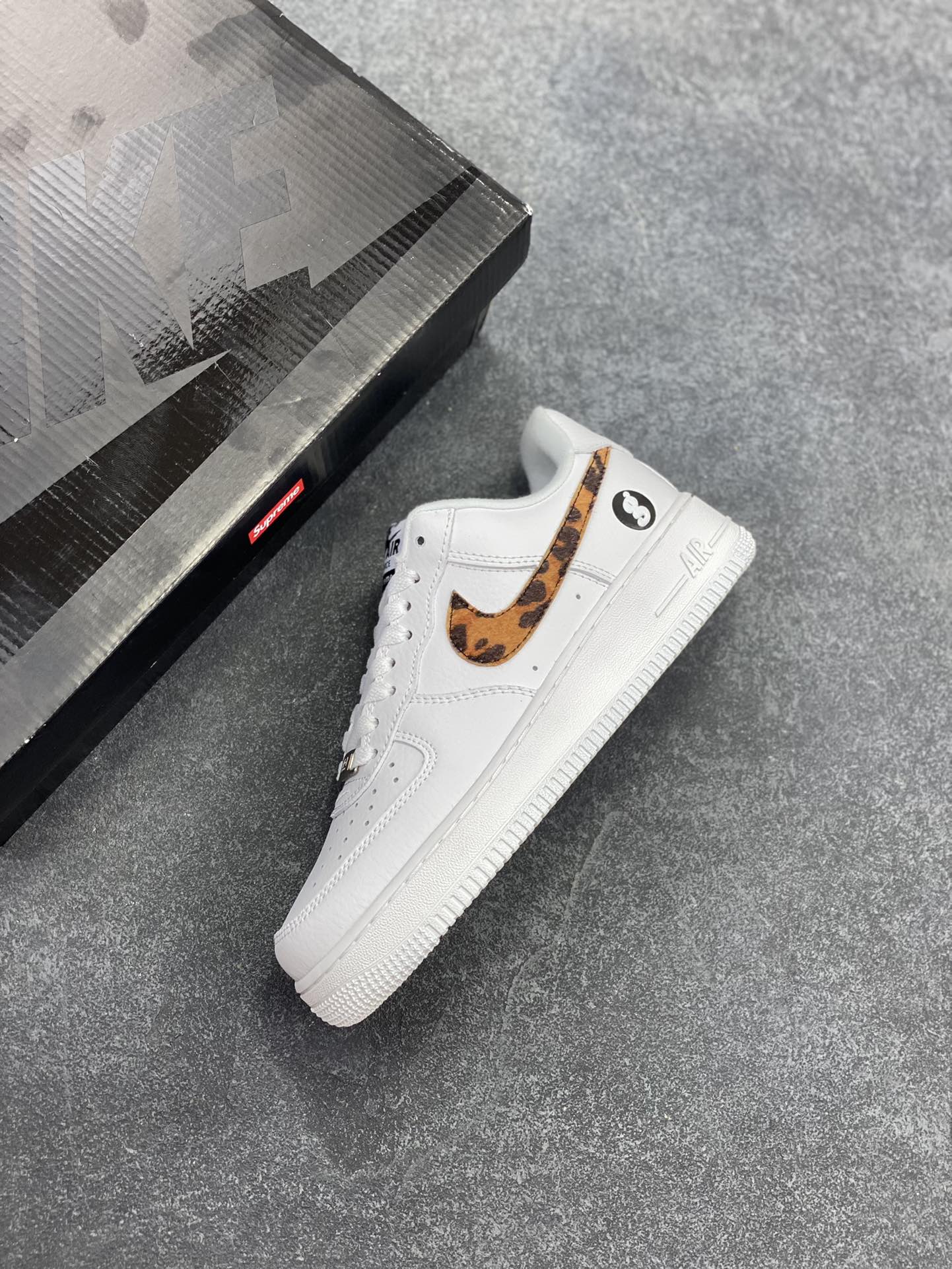 图片[7]-Sup x Goodenough x Air Force 1 Low 白棕豹纹钩 原楦头原纸板 打造纯正空军版型 #专注外贸渠道 全掌内置蜂窝气垫 #原盒配件 原厂中底钢印、拉帮完美 货号：IM3483-100 尺码：36 36.5 37.5 38 38.5 39 40 40.5 41 42 42.5 43 44 44.5 45-选品中心