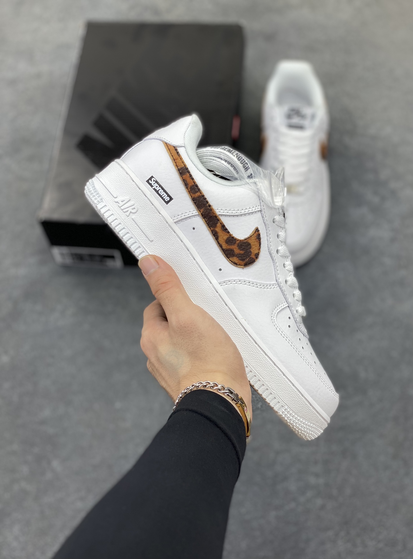 Sup x Goodenough x Air Force 1 Low 白棕豹纹钩 原楦头原纸板 打造纯正空军版型 #专注外贸渠道 全掌内置蜂窝气垫 #原盒配件 原厂中底钢印、拉帮完美 货号：IM3483-100 尺码：36 36.5 37.5 38 38.5 39 40 40.5 41 42 42.5 43 44 44.5 45-选品中心