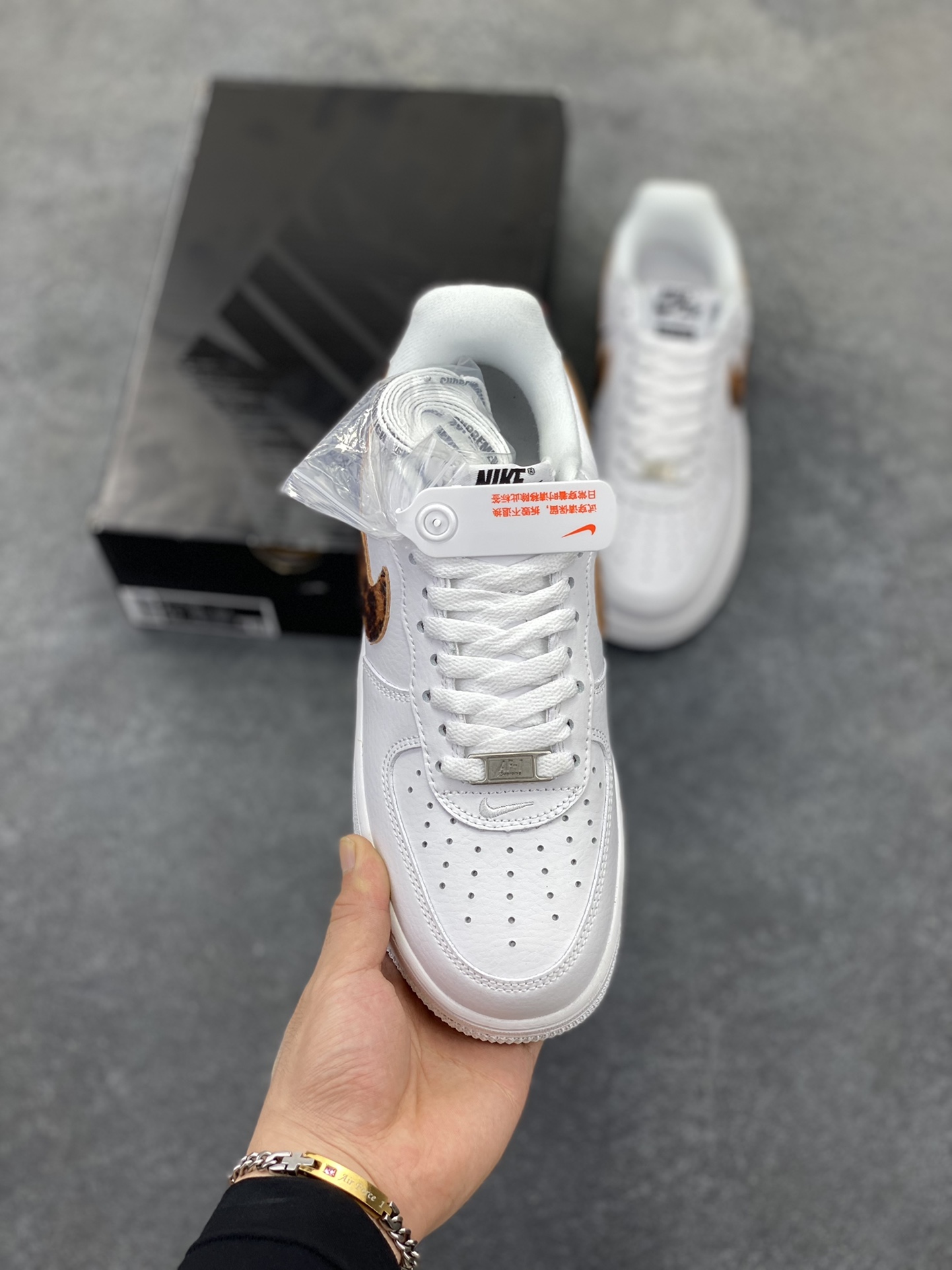 图片[2]-Sup x Goodenough x Air Force 1 Low 白棕豹纹钩 原楦头原纸板 打造纯正空军版型 #专注外贸渠道 全掌内置蜂窝气垫 #原盒配件 原厂中底钢印、拉帮完美 货号：IM3483-100 尺码：36 36.5 37.5 38 38.5 39 40 40.5 41 42 42.5 43 44 44.5 45-选品中心