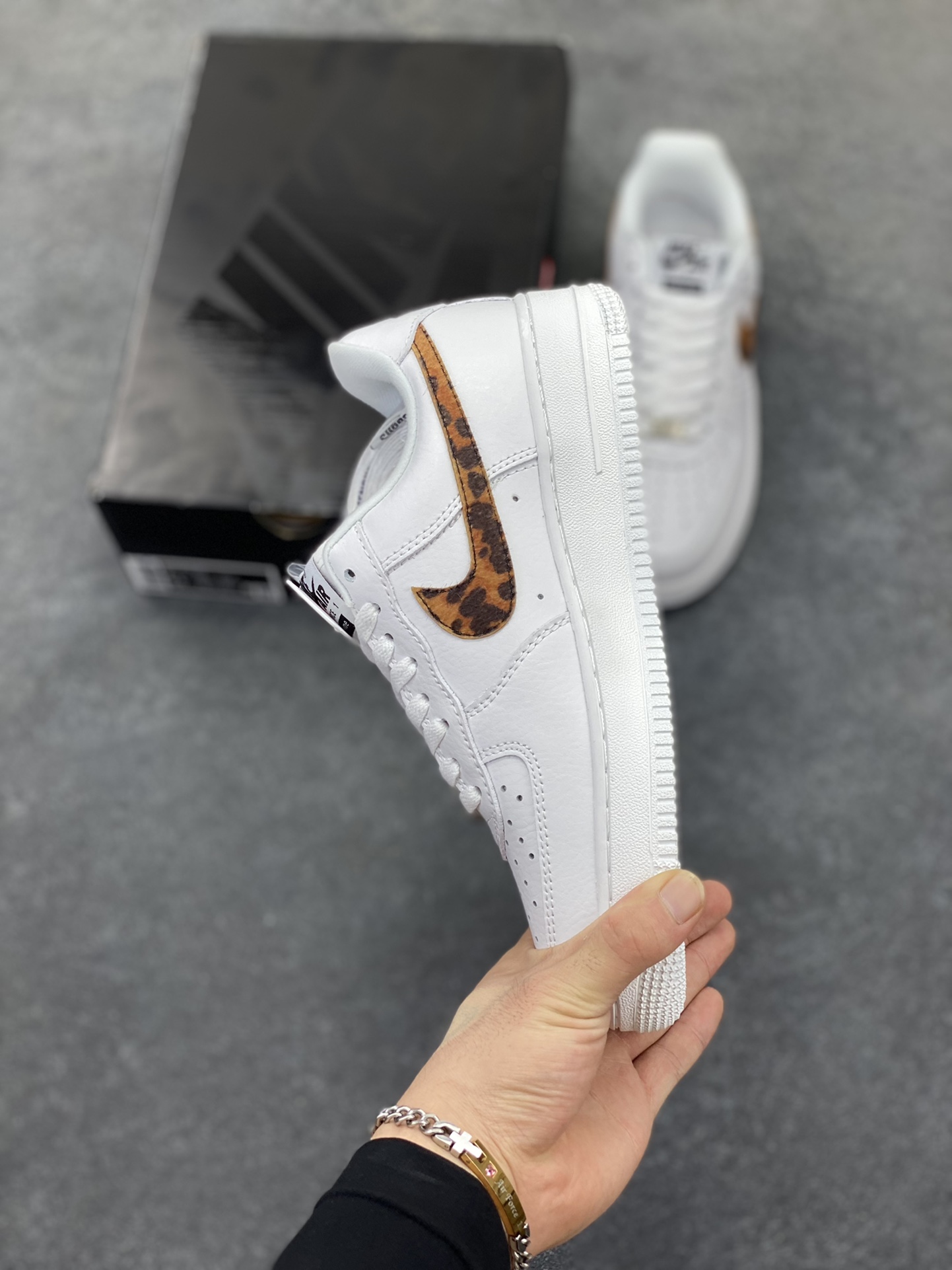 图片[3]-Sup x Goodenough x Air Force 1 Low 白棕豹纹钩 原楦头原纸板 打造纯正空军版型 #专注外贸渠道 全掌内置蜂窝气垫 #原盒配件 原厂中底钢印、拉帮完美 货号：IM3483-100 尺码：36 36.5 37.5 38 38.5 39 40 40.5 41 42 42.5 43 44 44.5 45-选品中心