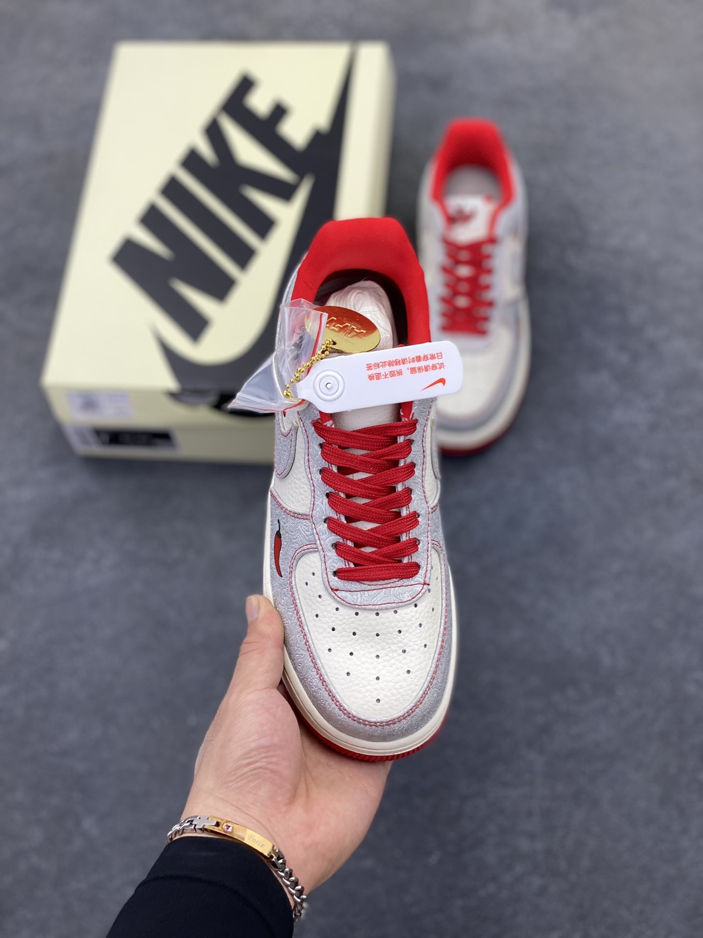图片[2]-NIke Air Force 1 \’07 Low 经典三勾–麻辣龙虾 空军一号低帮 运动鞋 休闲鞋 折边针车 工艺难度大 原楦头原纸板 原装鞋盒 原厂鞋底 超高清洁度 细节完美 货号：ZD1988-004 尺码：36 36.5 37.5 38 38.5 39 40 40.5 41 42 42.5 43 44 44.5 45-选品中心
