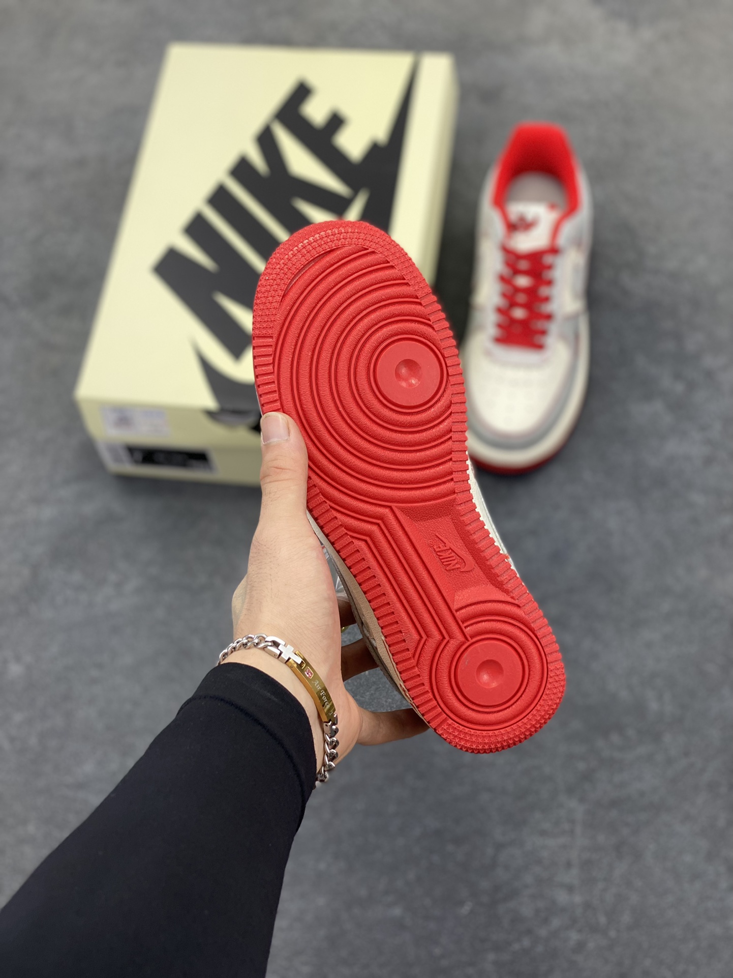 图片[5]-NIke Air Force 1 \’07 Low 经典三勾–麻辣龙虾 空军一号低帮 运动鞋 休闲鞋 折边针车 工艺难度大 原楦头原纸板 原装鞋盒 原厂鞋底 超高清洁度 细节完美 货号：ZD1988-004 尺码：36 36.5 37.5 38 38.5 39 40 40.5 41 42 42.5 43 44 44.5 45-选品中心