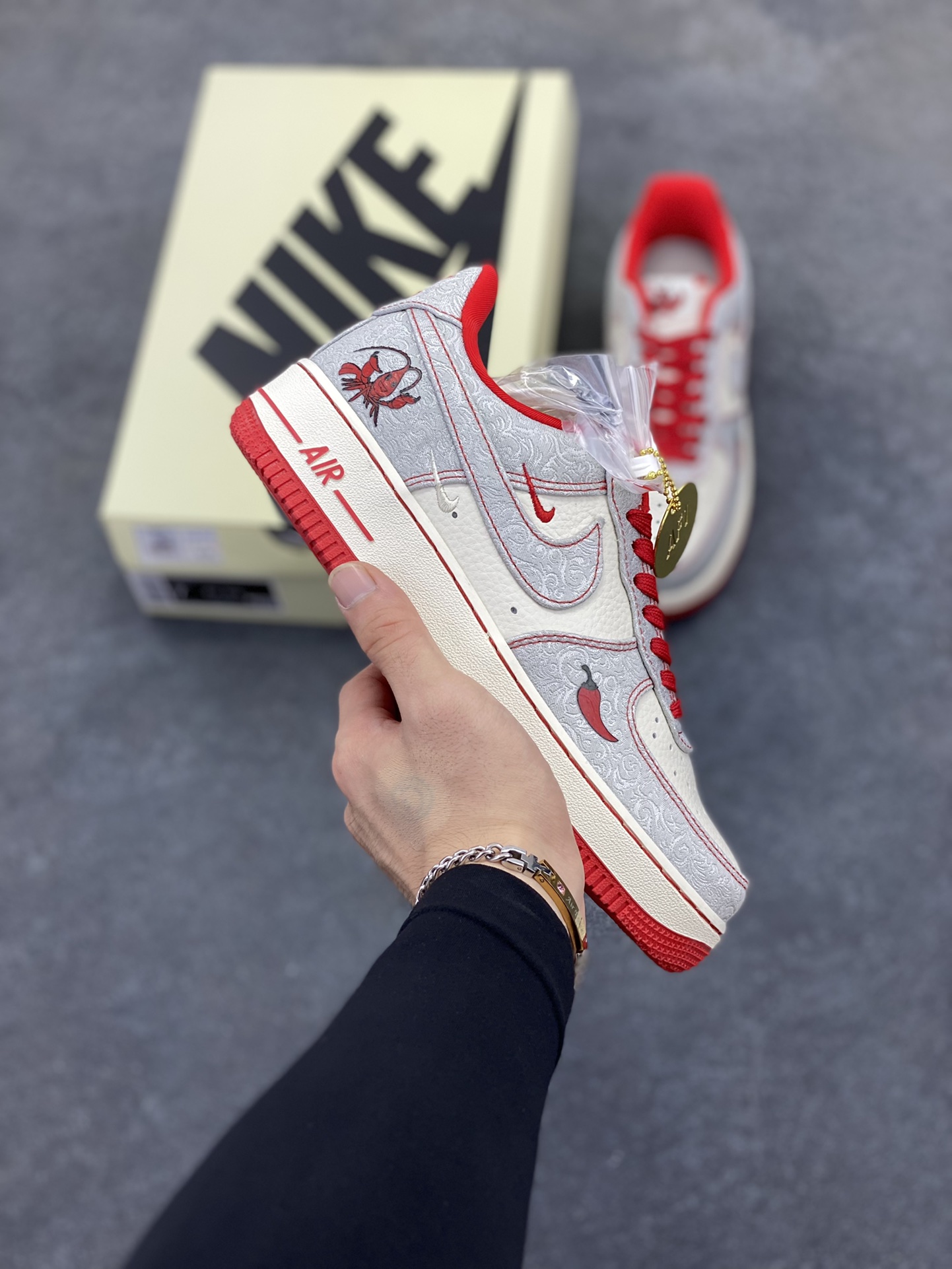 NIke Air Force 1 \'07 Low 经典三勾--麻辣龙虾 空军一号低帮 运动鞋 休闲鞋 折边针车 工艺难度大 原楦头原纸板 原装鞋盒 原厂鞋底 超高清洁度 细节完美 货号：ZD1988-004 尺码：36 36.5 37.5 38 38.5 39 40 40.5 41 42 42.5 43 44 44.5 45-选品中心