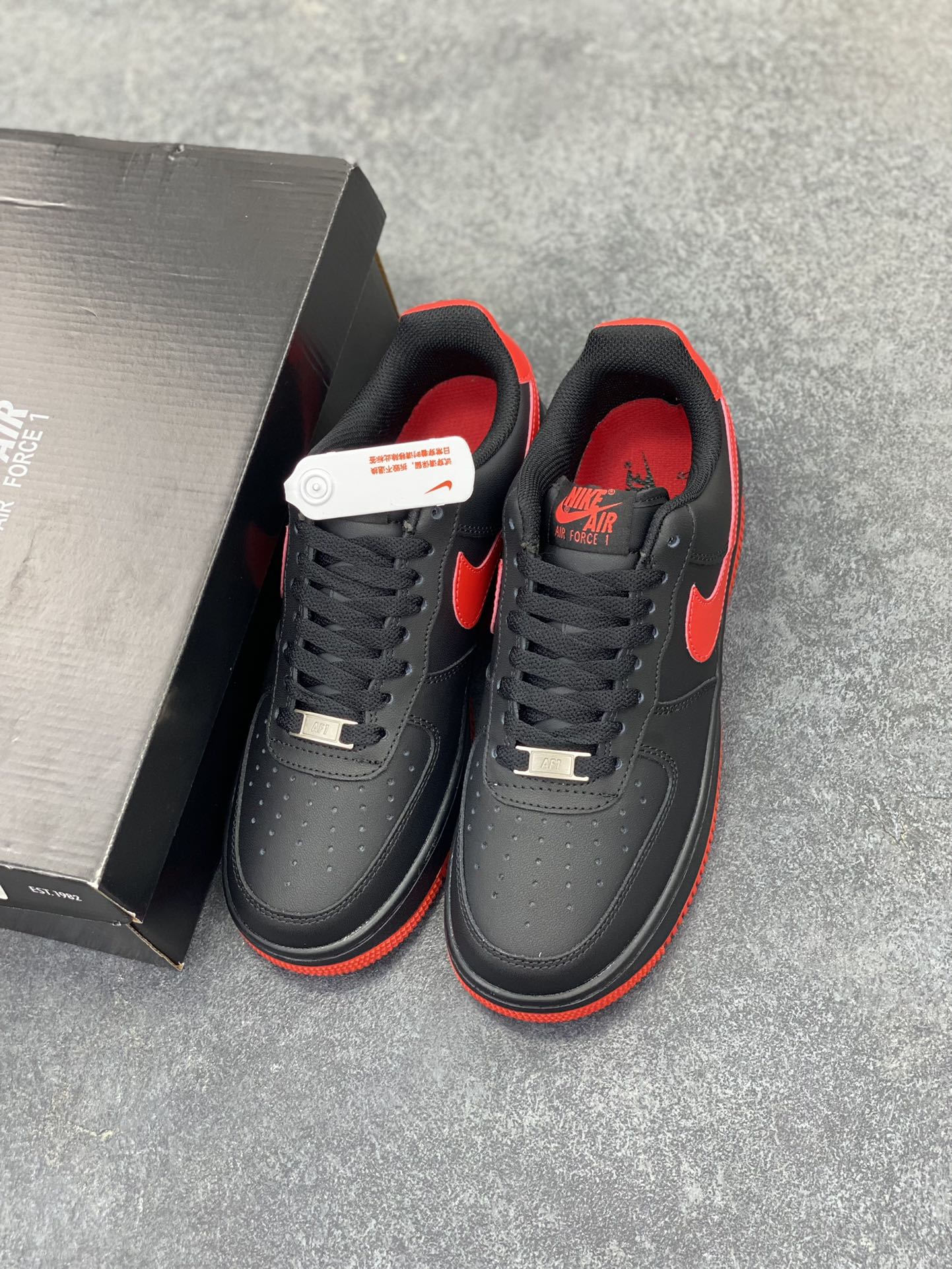 图片[8]-Nike Air Force 1 Low 07 黑红 原楦头原纸板 打造纯正低帮空军版型 专注外贸渠道 全掌内置蜂窝气垫 原盒配件 原厂中底钢印、拉帮完美 货号：FJ4146-002 尺码：36 37.5 38 39 40 40.5 41 42 42.5 43 44 45-选品中心