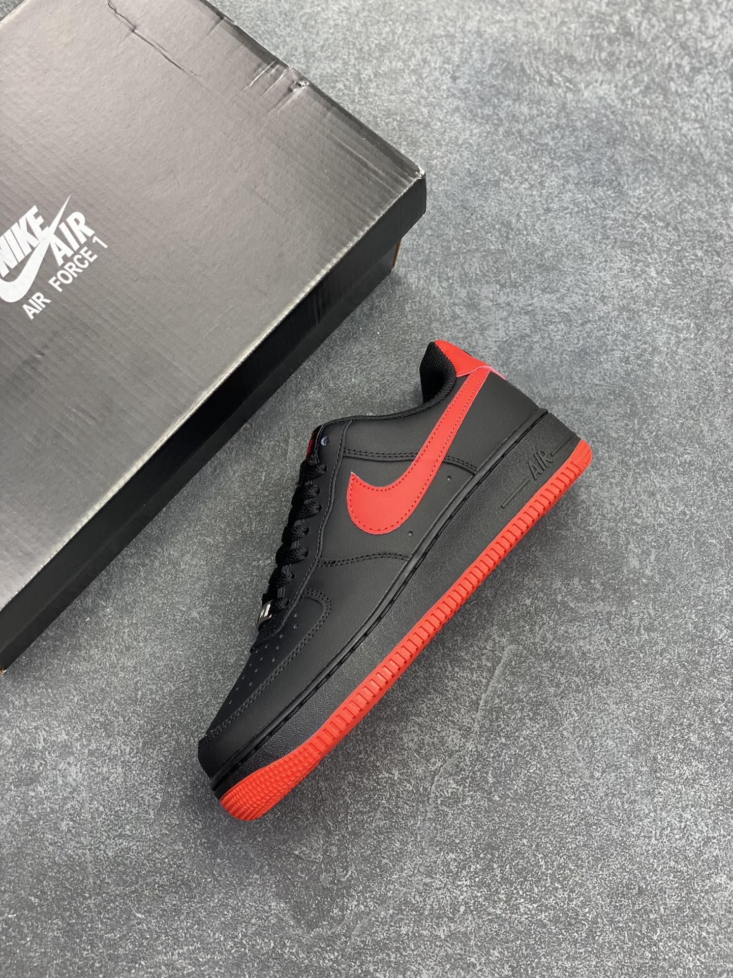 图片[7]-Nike Air Force 1 Low 07 黑红 原楦头原纸板 打造纯正低帮空军版型 专注外贸渠道 全掌内置蜂窝气垫 原盒配件 原厂中底钢印、拉帮完美 货号：FJ4146-002 尺码：36 37.5 38 39 40 40.5 41 42 42.5 43 44 45-选品中心