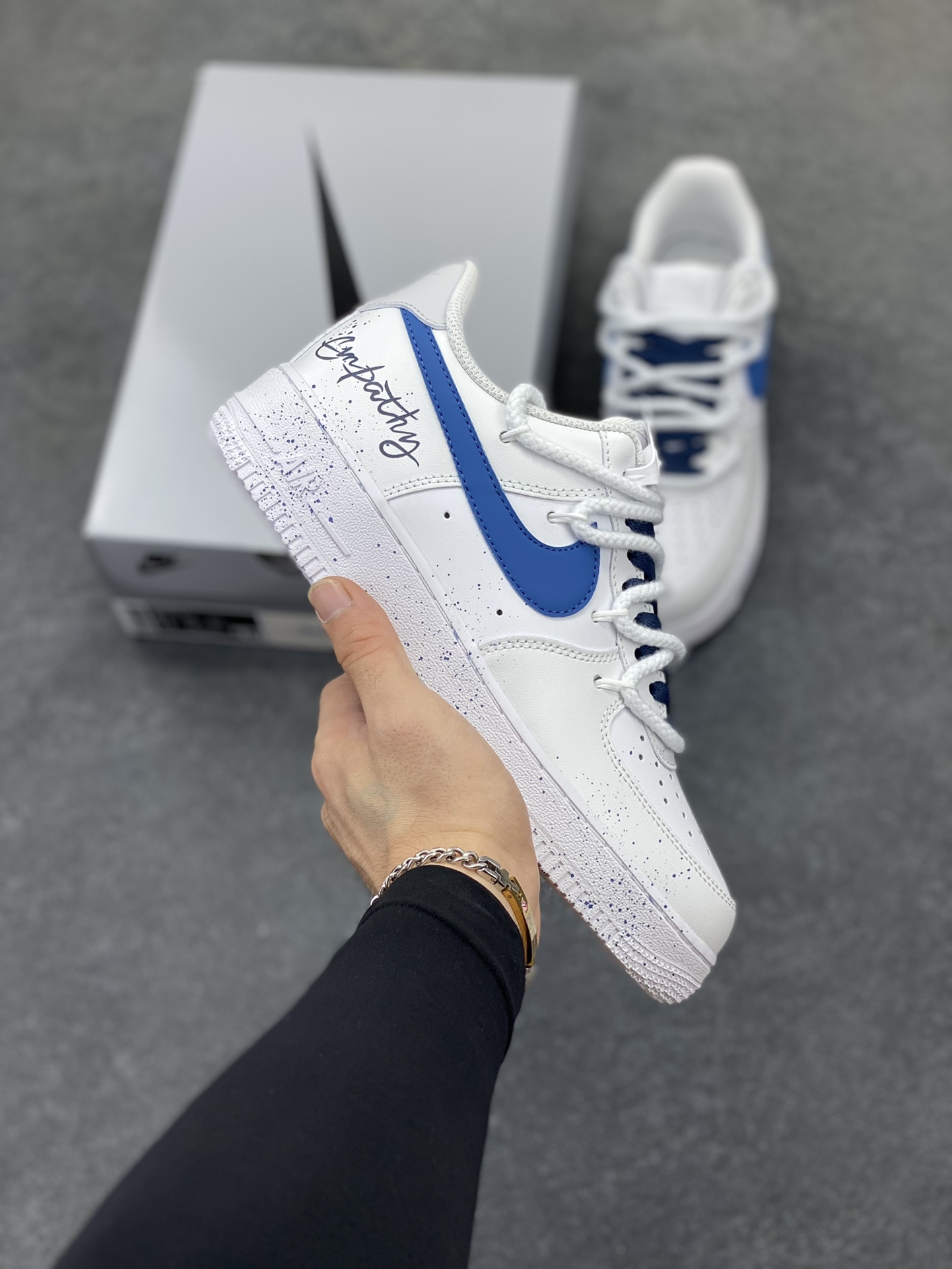 Nike Air Force 1 Low’07 字母涂鸦复古 空军一号低帮休闲板鞋 定制皮料 定制鞋盒 原楦原纸板 纯正空军版型 内置全掌气垫 货号：ZH0316-106 尺码：36 36.5 37.5 38 38.5 39 40 40.5 41 42 42.5 43 44 44.5 45-选品中心