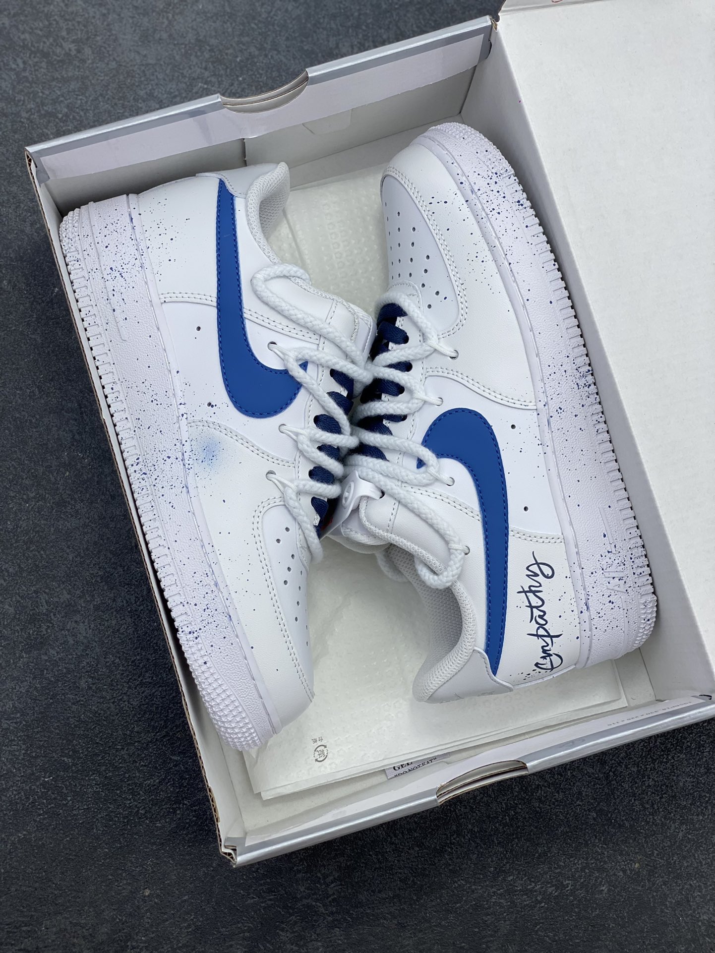 图片[9]-Nike Air Force 1 Low’07 字母涂鸦复古 空军一号低帮休闲板鞋 定制皮料 定制鞋盒 原楦原纸板 纯正空军版型 内置全掌气垫 货号：ZH0316-106 尺码：36 36.5 37.5 38 38.5 39 40 40.5 41 42 42.5 43 44 44.5 45-选品中心