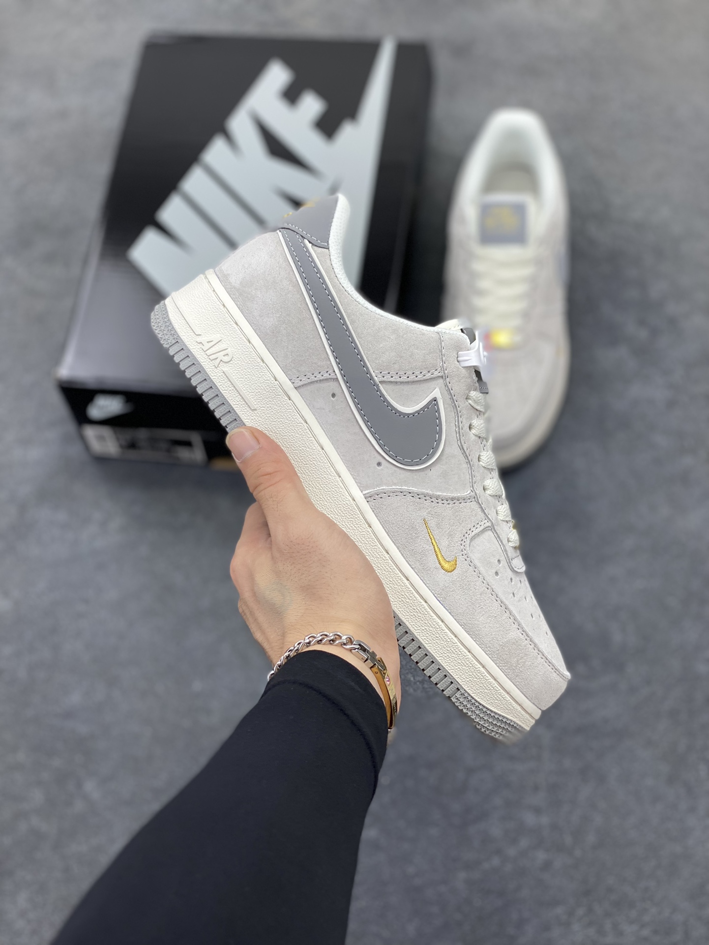Nike Air Force 1 Low 空军一号低帮百搭休闲运动板鞋。柔软、弹性十足的缓震性能和出色的中底设计,横跨复古与现代的外型结合,造就出风靡全球三十多年的Force 1,直到今天还深受青睐。 货号:KK5636-610 尺码:36 36.5 37.5 38 38.5 39 40 40.5 41 42 42.5 43 44 44.5 45-选品中心