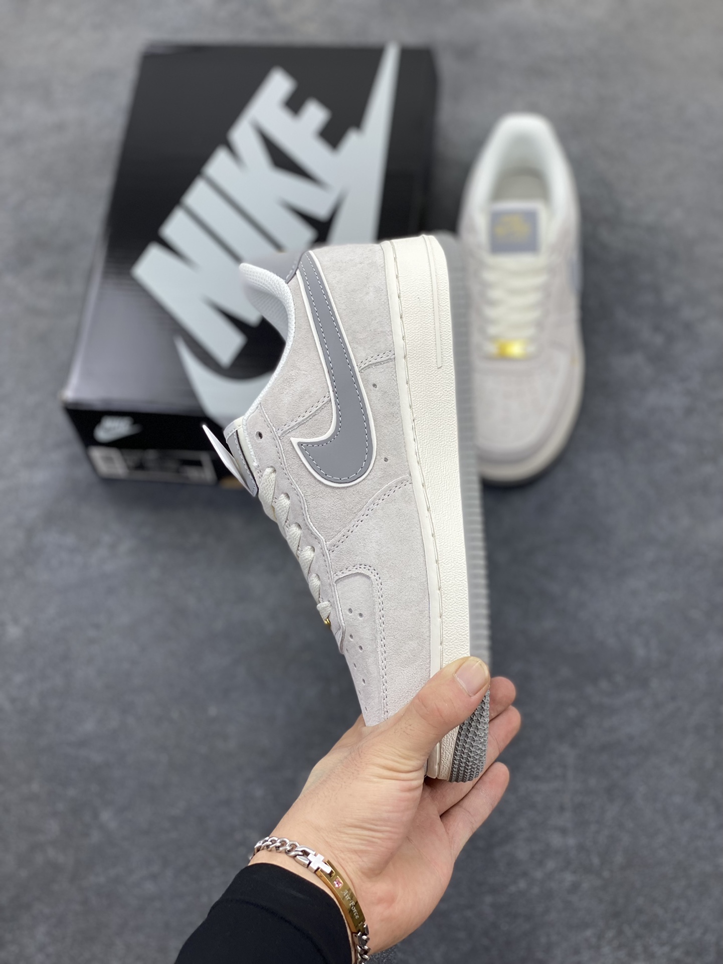 图片[3]-Nike Air Force 1 Low 空军一号低帮百搭休闲运动板鞋。柔软、弹性十足的缓震性能和出色的中底设计，横跨复古与现代的外型结合，造就出风靡全球三十多年的Force 1，直到今天还深受青睐。 货号：KK5636-610 尺码：36 36.5 37.5 38 38.5 39 40 40.5 41 42 42.5 43 44 44.5 45-选品中心