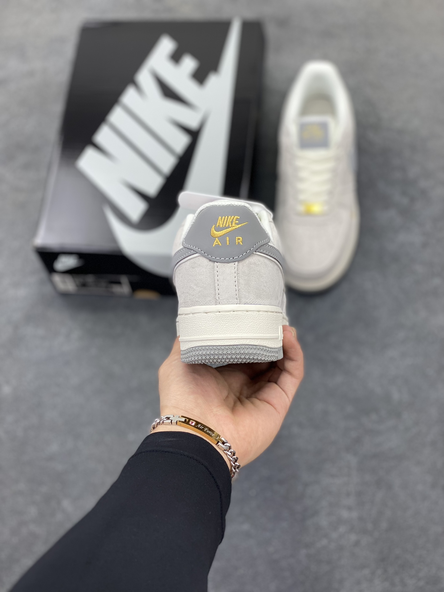 图片[4]-Nike Air Force 1 Low 空军一号低帮百搭休闲运动板鞋。柔软、弹性十足的缓震性能和出色的中底设计，横跨复古与现代的外型结合，造就出风靡全球三十多年的Force 1，直到今天还深受青睐。 货号：KK5636-610 尺码：36 36.5 37.5 38 38.5 39 40 40.5 41 42 42.5 43 44 44.5 45-选品中心
