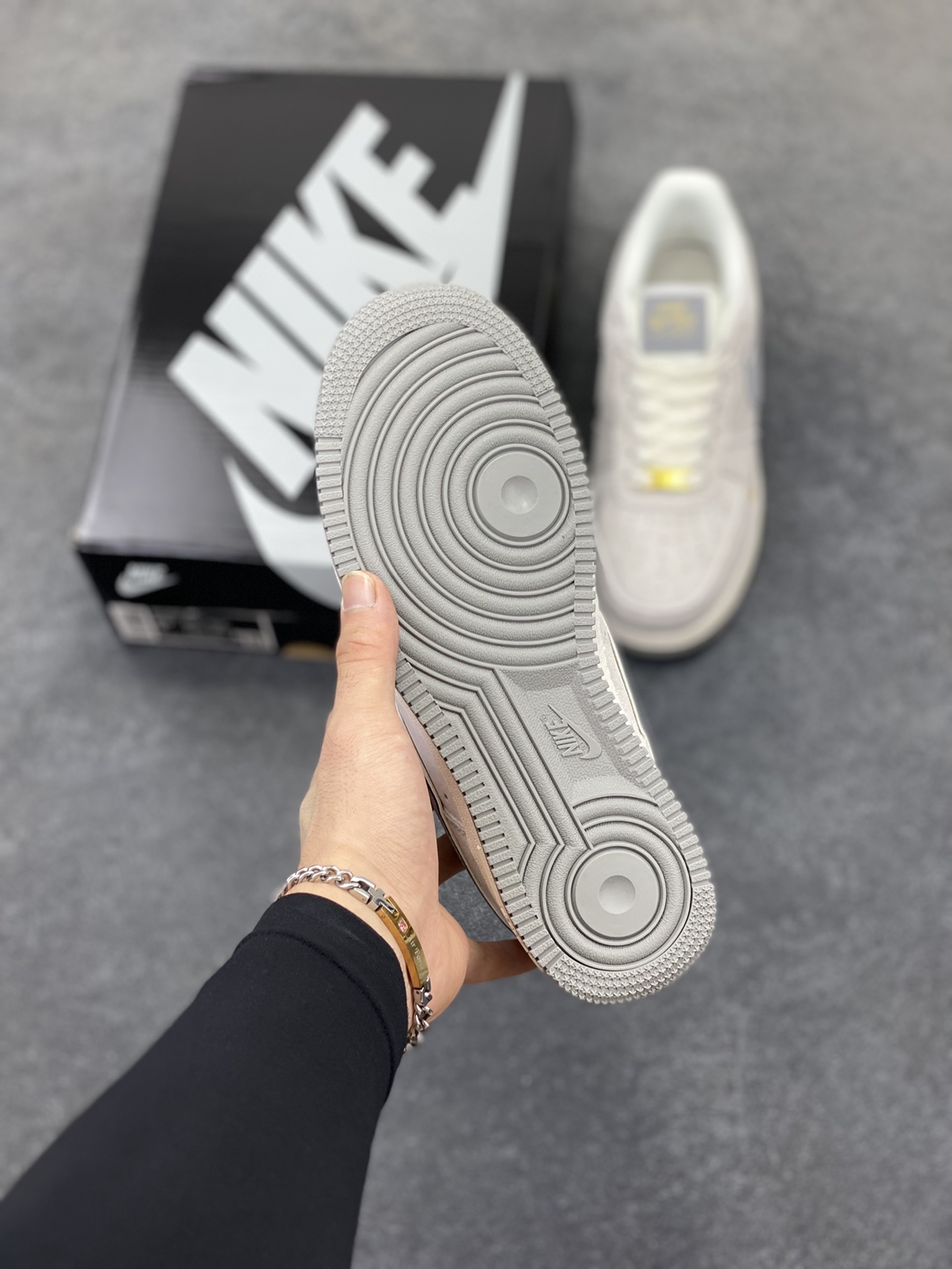 图片[5]-Nike Air Force 1 Low 空军一号低帮百搭休闲运动板鞋。柔软、弹性十足的缓震性能和出色的中底设计，横跨复古与现代的外型结合，造就出风靡全球三十多年的Force 1，直到今天还深受青睐。 货号：KK5636-610 尺码：36 36.5 37.5 38 38.5 39 40 40.5 41 42 42.5 43 44 44.5 45-选品中心