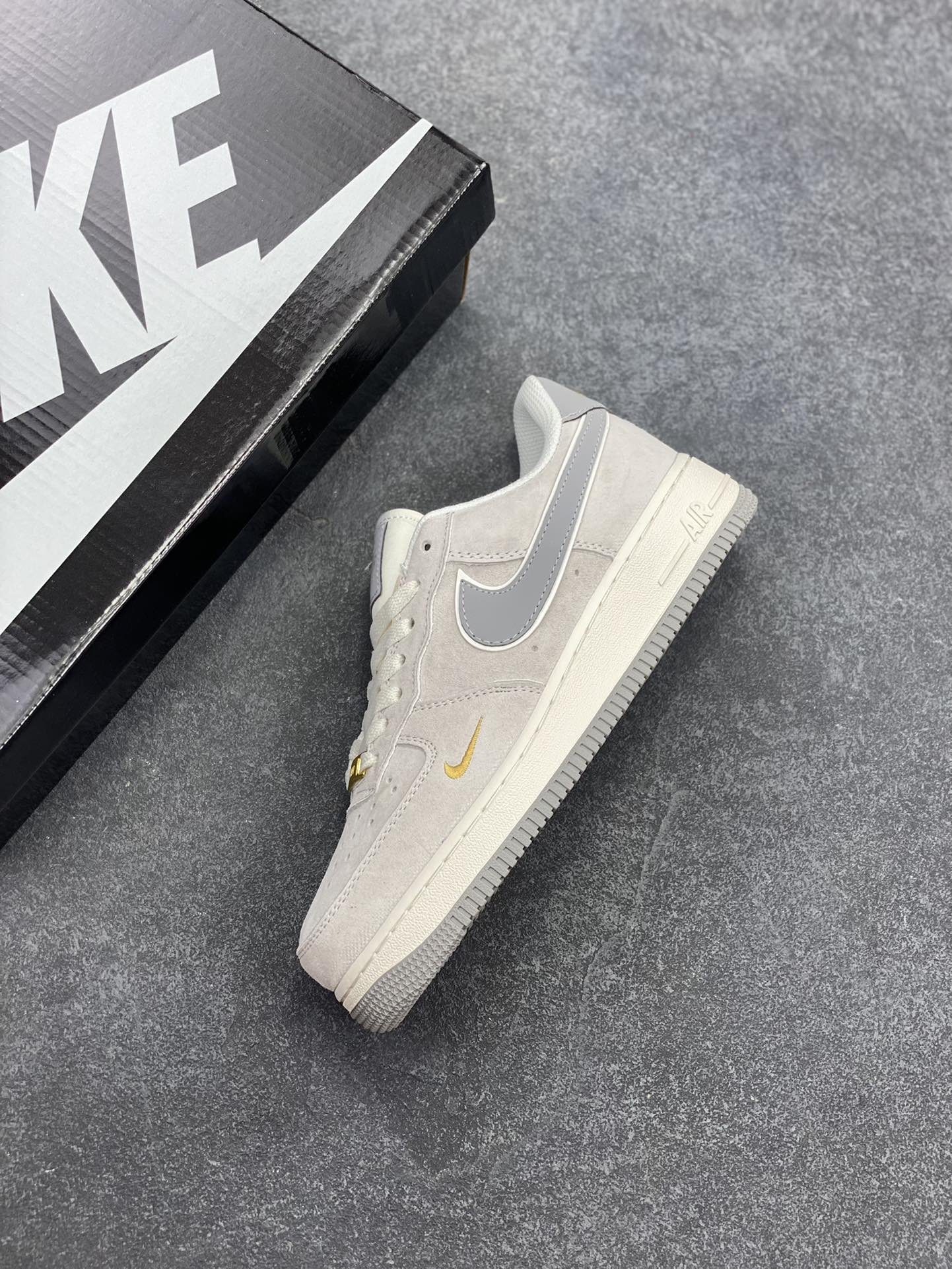 图片[7]-Nike Air Force 1 Low 空军一号低帮百搭休闲运动板鞋。柔软、弹性十足的缓震性能和出色的中底设计，横跨复古与现代的外型结合，造就出风靡全球三十多年的Force 1，直到今天还深受青睐。 货号：KK5636-610 尺码：36 36.5 37.5 38 38.5 39 40 40.5 41 42 42.5 43 44 44.5 45-选品中心