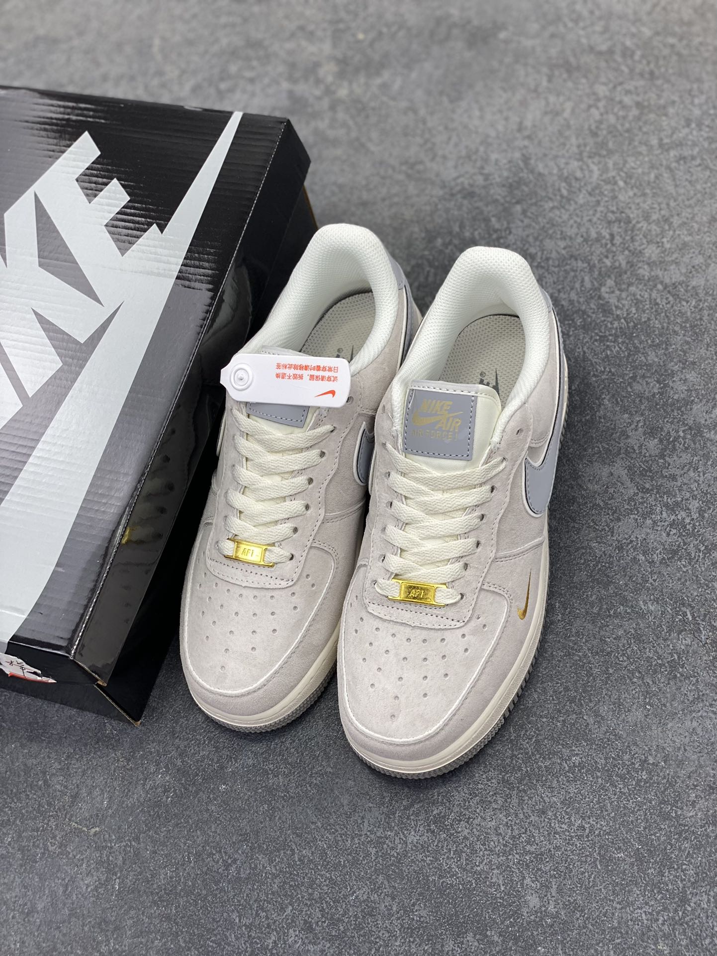 图片[8]-Nike Air Force 1 Low 空军一号低帮百搭休闲运动板鞋。柔软、弹性十足的缓震性能和出色的中底设计，横跨复古与现代的外型结合，造就出风靡全球三十多年的Force 1，直到今天还深受青睐。 货号：KK5636-610 尺码：36 36.5 37.5 38 38.5 39 40 40.5 41 42 42.5 43 44 44.5 45-选品中心