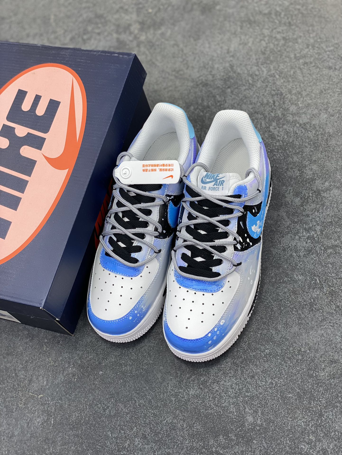 图片[8]-手绘涂鸦“云浪逐梦”Nike Air Force 1 “Chasing Dream”空军一号定制板鞋 以“云浪逐梦”为名。浅蓝与白交融，似轻柔云浪翻涌，泼墨细节如浪尖碎光。侧身 “DREAM” 字样，是逐梦符号，每一抹色彩、每一处泼墨，都在诉说向着云端、向着理想奔赴的热忱，让脚步与梦想同频，踏浪而行，逐梦不止 货号：CW2288-101 尺码：36 36.5 37.5 38 38.5 39 40 40.5 41 42 42.5 43 44 44.5 45-选品中心