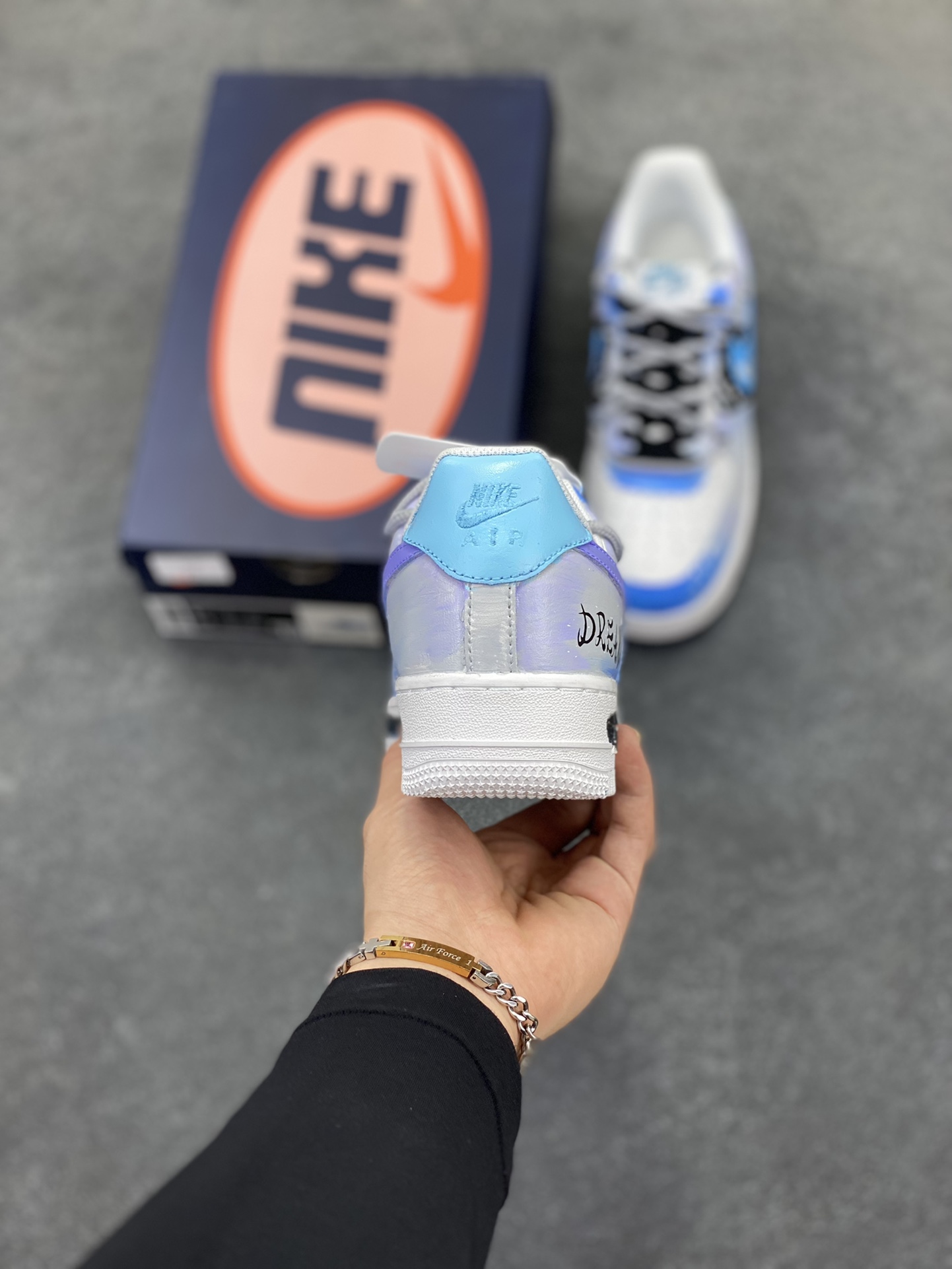 图片[4]-手绘涂鸦“云浪逐梦”Nike Air Force 1 “Chasing Dream”空军一号定制板鞋 以“云浪逐梦”为名。浅蓝与白交融，似轻柔云浪翻涌，泼墨细节如浪尖碎光。侧身 “DREAM” 字样，是逐梦符号，每一抹色彩、每一处泼墨，都在诉说向着云端、向着理想奔赴的热忱，让脚步与梦想同频，踏浪而行，逐梦不止 货号：CW2288-101 尺码：36 36.5 37.5 38 38.5 39 40 40.5 41 42 42.5 43 44 44.5 45-选品中心