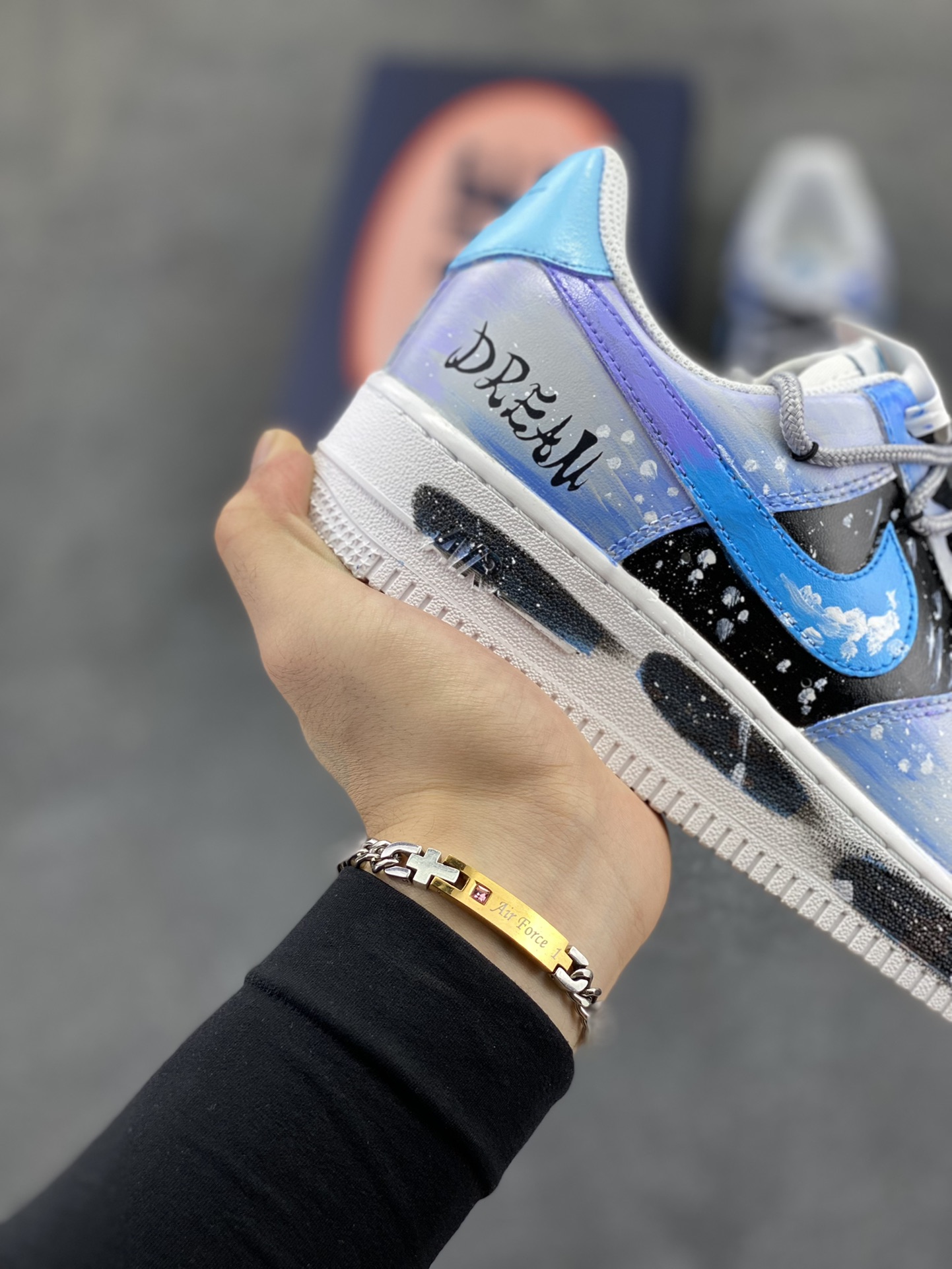 图片[6]-手绘涂鸦“云浪逐梦”Nike Air Force 1 “Chasing Dream”空军一号定制板鞋 以“云浪逐梦”为名。浅蓝与白交融，似轻柔云浪翻涌，泼墨细节如浪尖碎光。侧身 “DREAM” 字样，是逐梦符号，每一抹色彩、每一处泼墨，都在诉说向着云端、向着理想奔赴的热忱，让脚步与梦想同频，踏浪而行，逐梦不止 货号：CW2288-101 尺码：36 36.5 37.5 38 38.5 39 40 40.5 41 42 42.5 43 44 44.5 45-选品中心