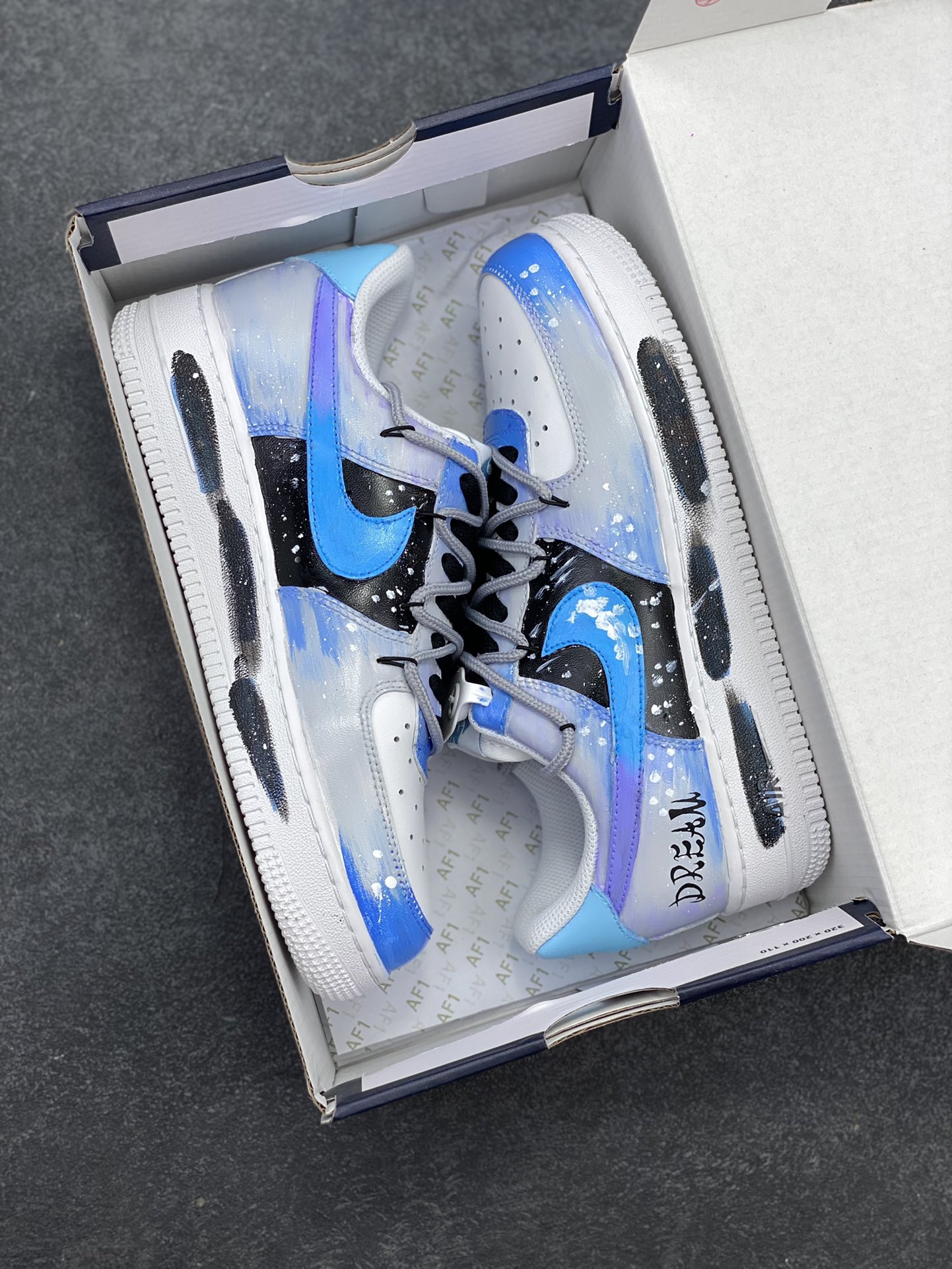 图片[9]-手绘涂鸦“云浪逐梦”Nike Air Force 1 “Chasing Dream”空军一号定制板鞋 以“云浪逐梦”为名。浅蓝与白交融，似轻柔云浪翻涌，泼墨细节如浪尖碎光。侧身 “DREAM” 字样，是逐梦符号，每一抹色彩、每一处泼墨，都在诉说向着云端、向着理想奔赴的热忱，让脚步与梦想同频，踏浪而行，逐梦不止 货号：CW2288-101 尺码：36 36.5 37.5 38 38.5 39 40 40.5 41 42 42.5 43 44 44.5 45-选品中心