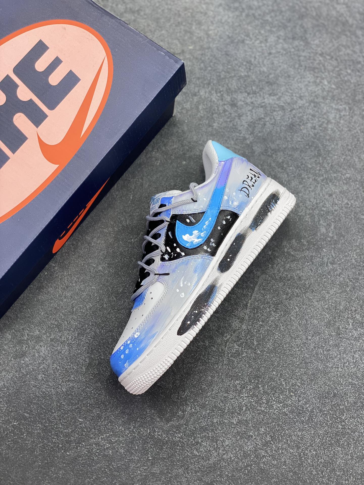 图片[7]-手绘涂鸦“云浪逐梦”Nike Air Force 1 “Chasing Dream”空军一号定制板鞋 以“云浪逐梦”为名。浅蓝与白交融，似轻柔云浪翻涌，泼墨细节如浪尖碎光。侧身 “DREAM” 字样，是逐梦符号，每一抹色彩、每一处泼墨，都在诉说向着云端、向着理想奔赴的热忱，让脚步与梦想同频，踏浪而行，逐梦不止 货号：CW2288-101 尺码：36 36.5 37.5 38 38.5 39 40 40.5 41 42 42.5 43 44 44.5 45-选品中心