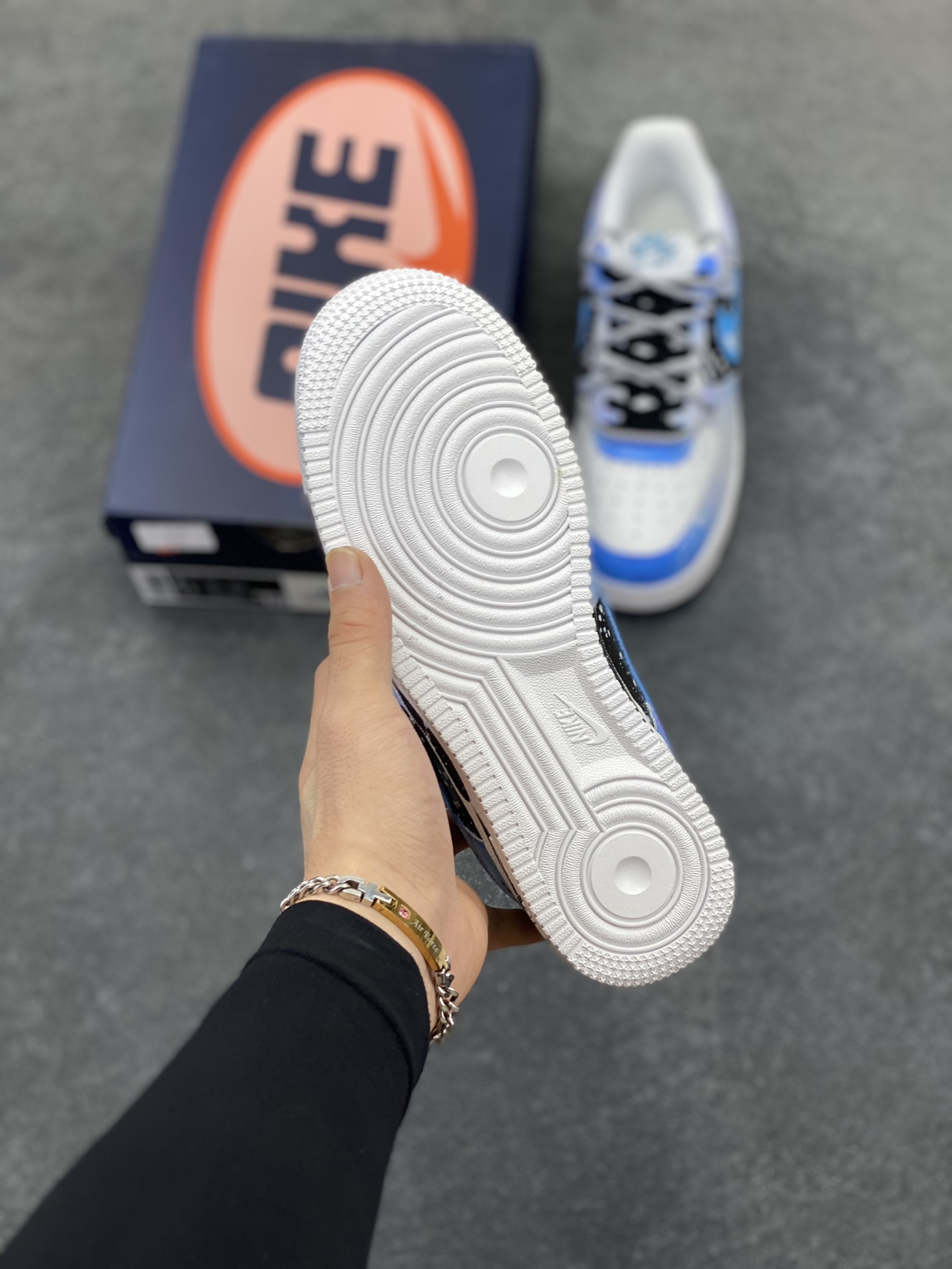 图片[5]-手绘涂鸦“云浪逐梦”Nike Air Force 1 “Chasing Dream”空军一号定制板鞋 以“云浪逐梦”为名。浅蓝与白交融，似轻柔云浪翻涌，泼墨细节如浪尖碎光。侧身 “DREAM” 字样，是逐梦符号，每一抹色彩、每一处泼墨，都在诉说向着云端、向着理想奔赴的热忱，让脚步与梦想同频，踏浪而行，逐梦不止 货号：CW2288-101 尺码：36 36.5 37.5 38 38.5 39 40 40.5 41 42 42.5 43 44 44.5 45-选品中心