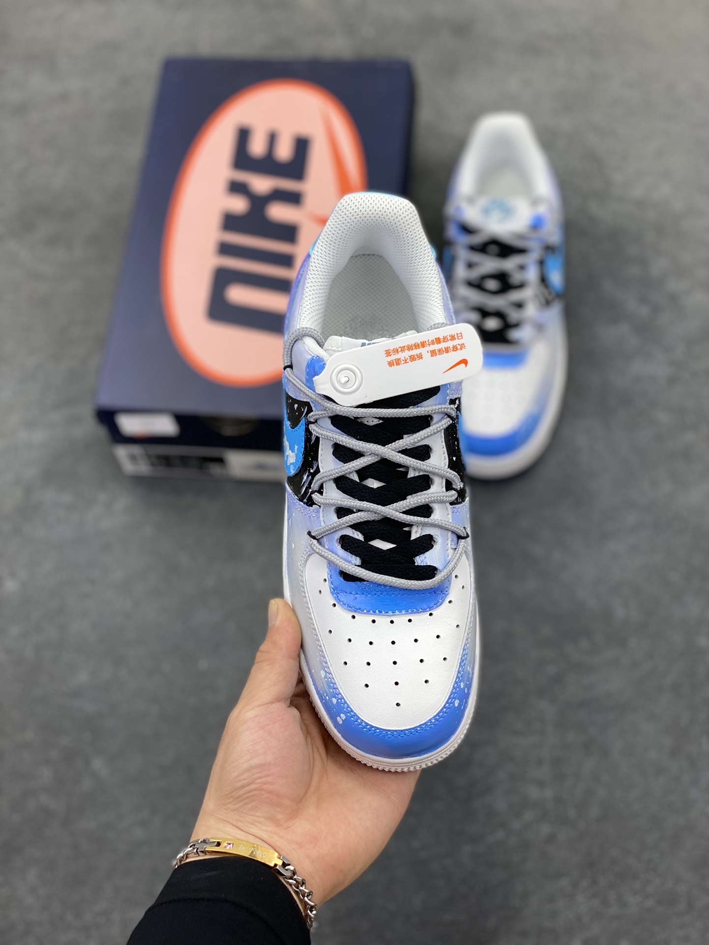图片[2]-手绘涂鸦“云浪逐梦”Nike Air Force 1 “Chasing Dream”空军一号定制板鞋 以“云浪逐梦”为名。浅蓝与白交融，似轻柔云浪翻涌，泼墨细节如浪尖碎光。侧身 “DREAM” 字样，是逐梦符号，每一抹色彩、每一处泼墨，都在诉说向着云端、向着理想奔赴的热忱，让脚步与梦想同频，踏浪而行，逐梦不止 货号：CW2288-101 尺码：36 36.5 37.5 38 38.5 39 40 40.5 41 42 42.5 43 44 44.5 45-选品中心